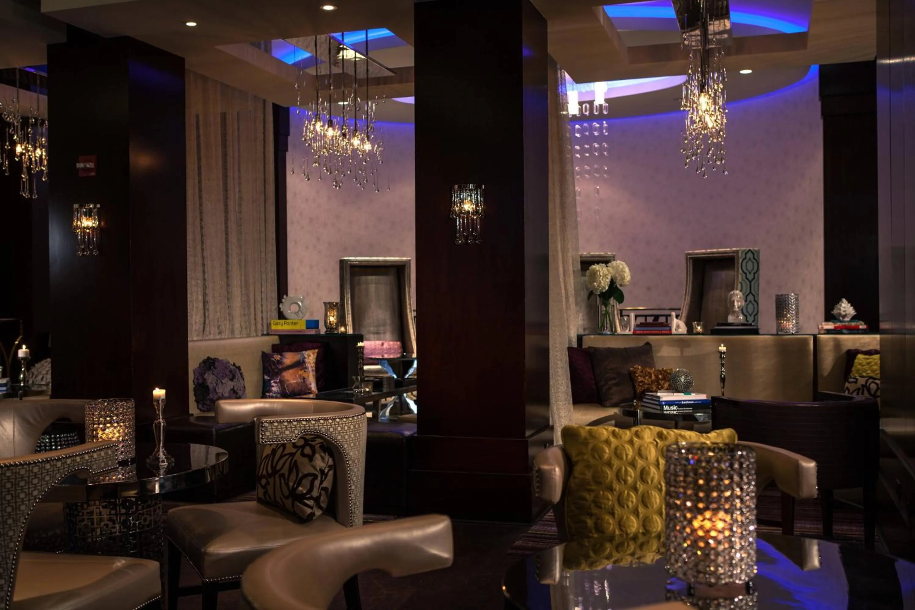 Lounge or bar in Renaissance Chicago North Shore Hotel
