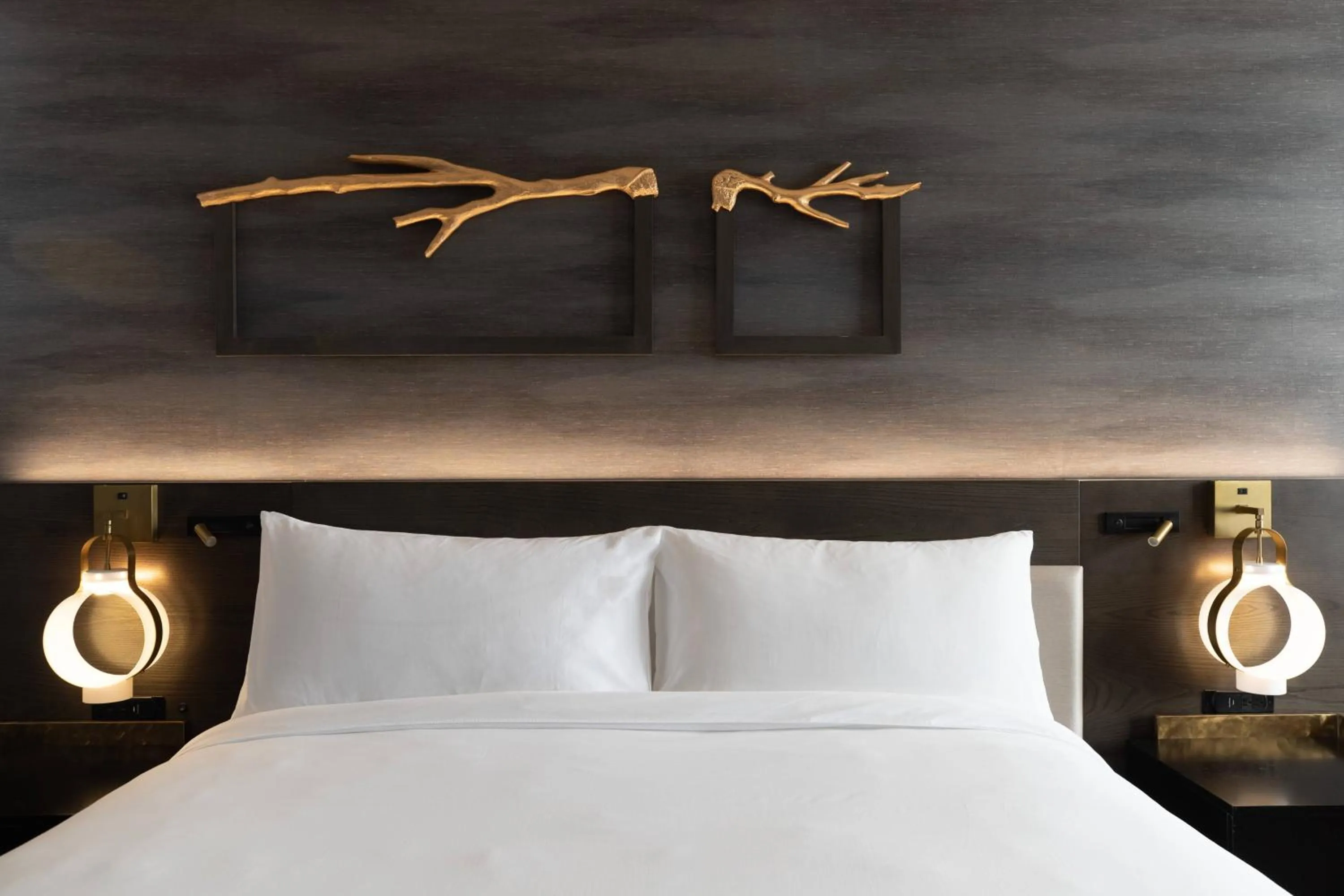 Photo of the whole room, Bed in Renaissance Chicago North Shore Hotel