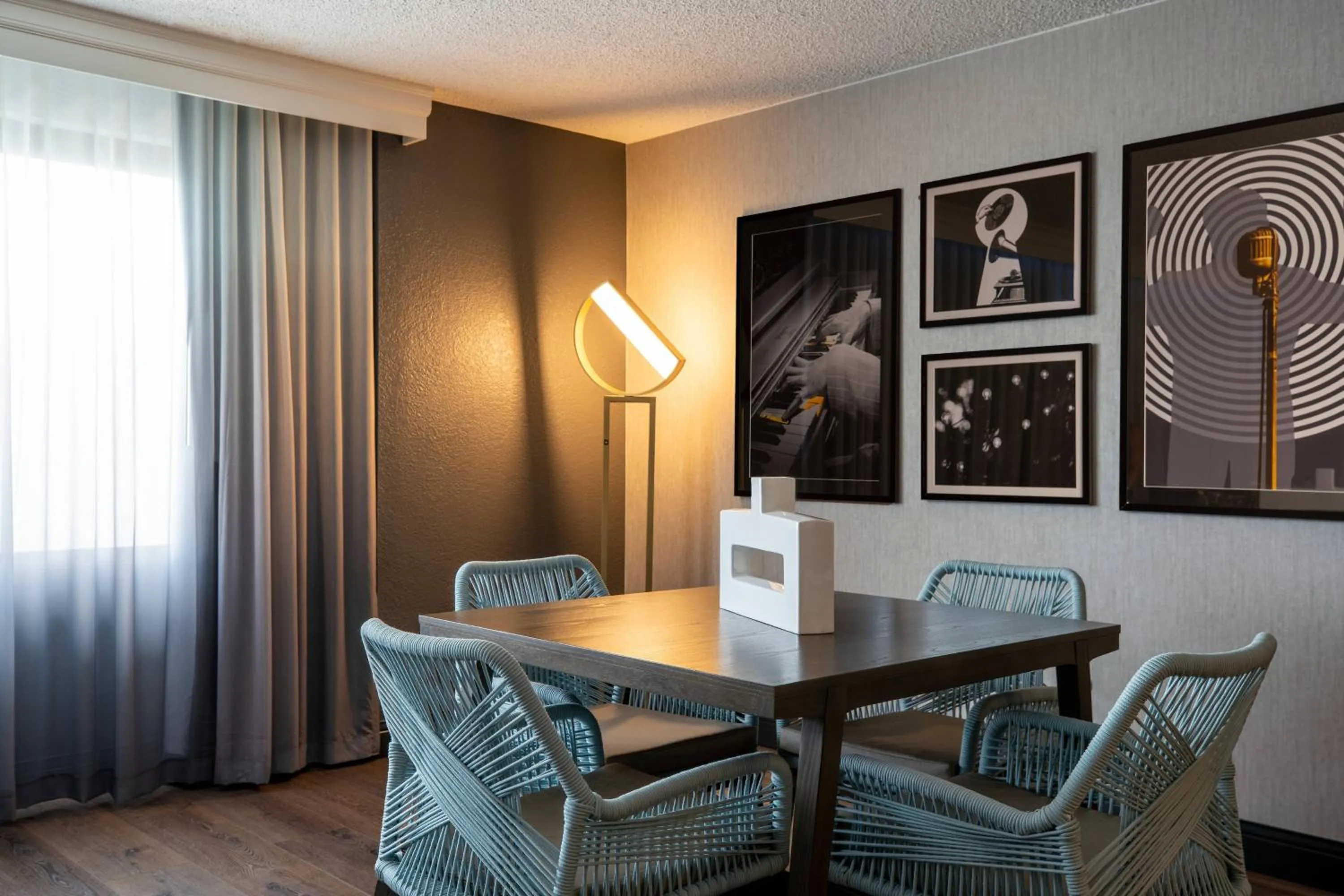 Photo of the whole room in Renaissance Chicago North Shore Hotel