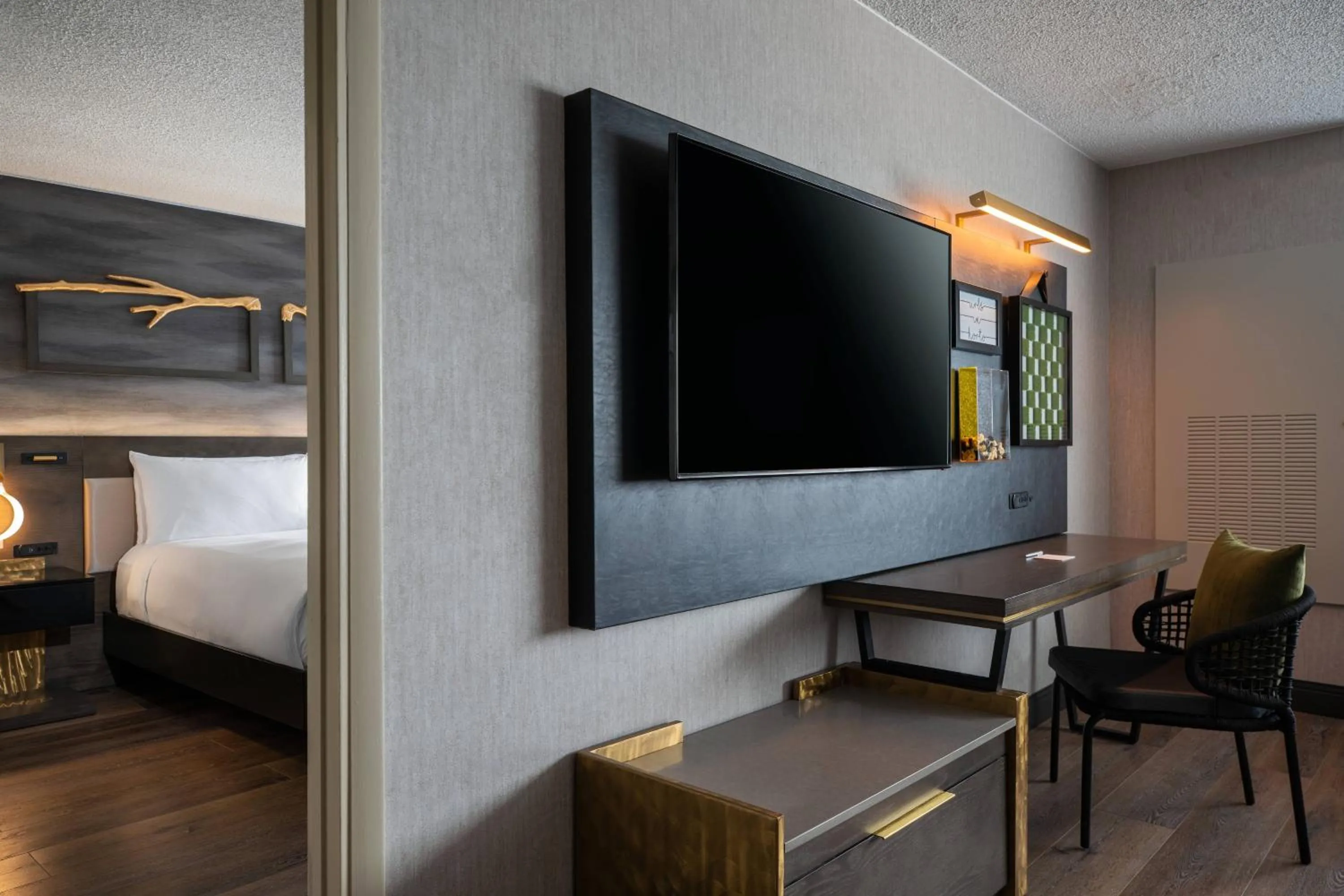 Bedroom, Bed in Renaissance Chicago North Shore Hotel