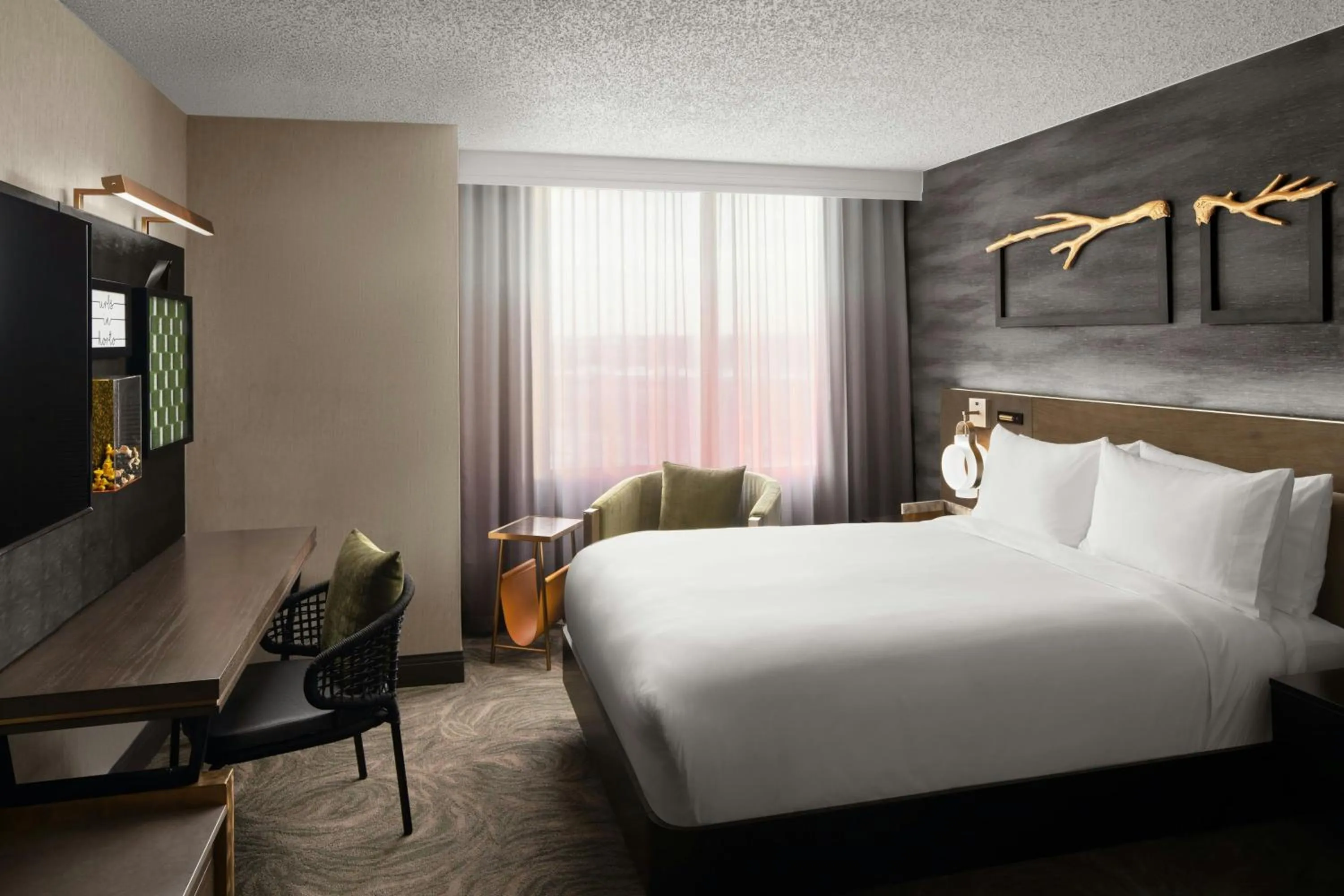 Photo of the whole room, Bed in Renaissance Chicago North Shore Hotel