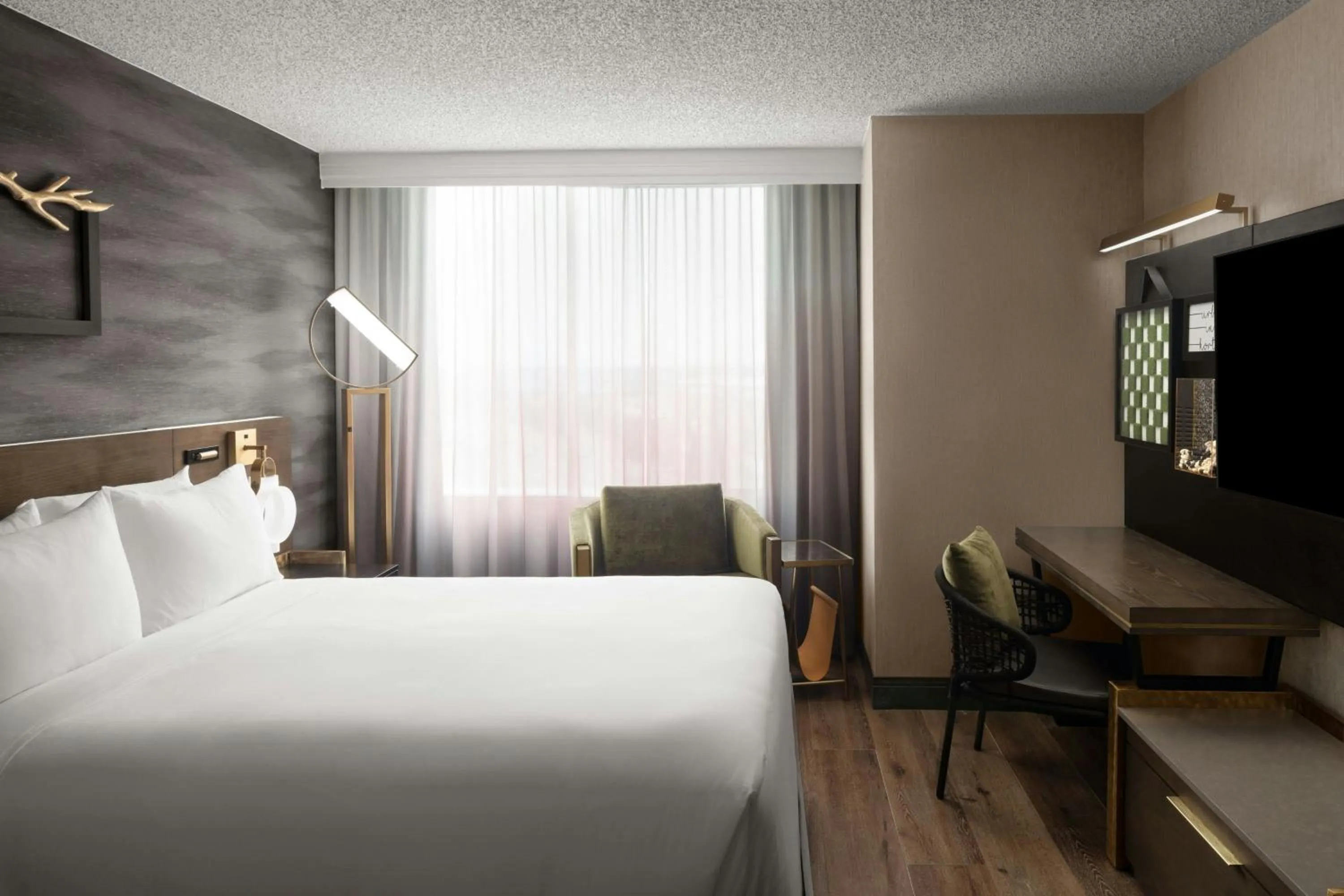 Photo of the whole room, Bed in Renaissance Chicago North Shore Hotel