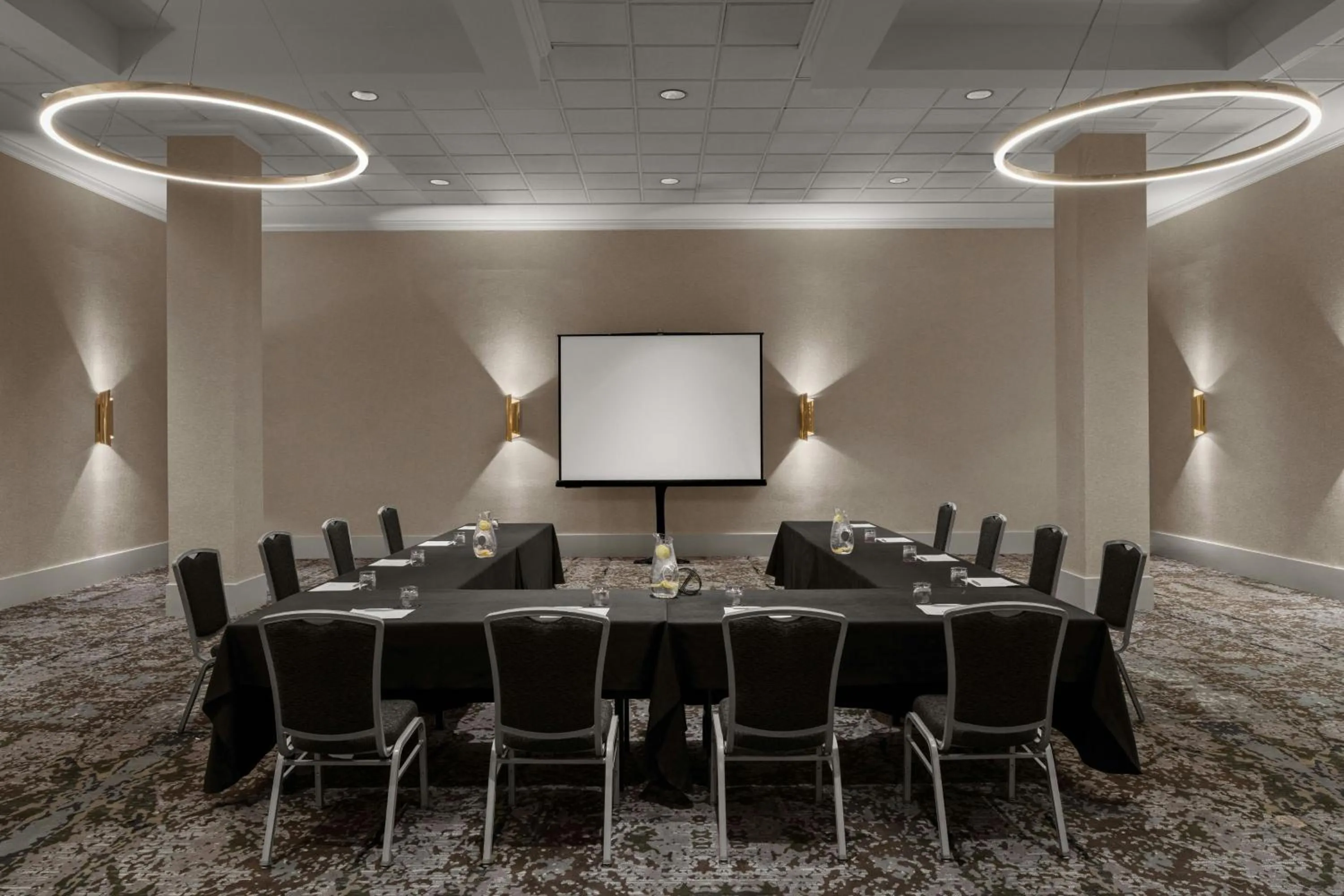 Meeting/conference room in Renaissance Chicago North Shore Hotel