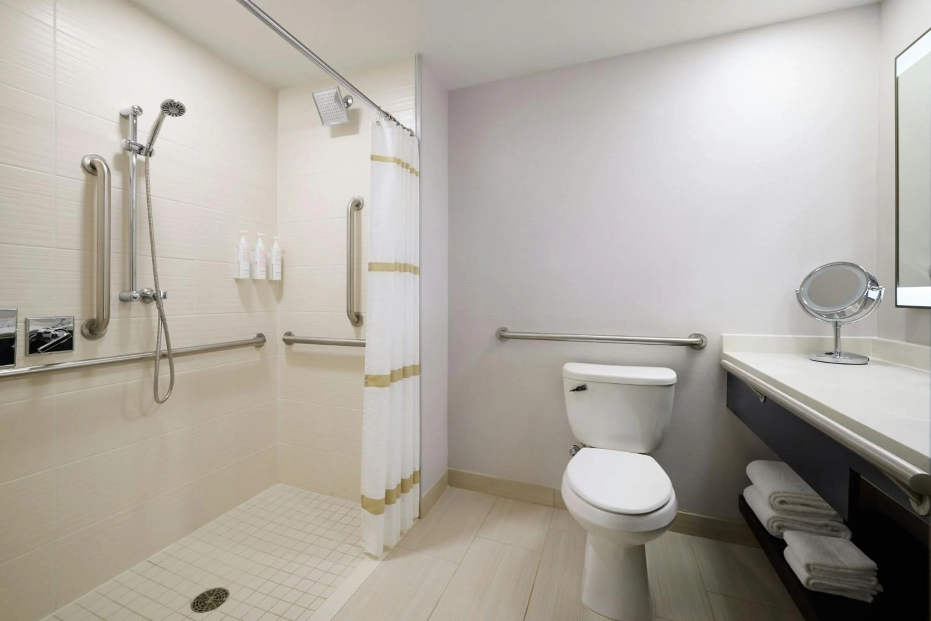 Bathroom in Chicago Marriott Northwest