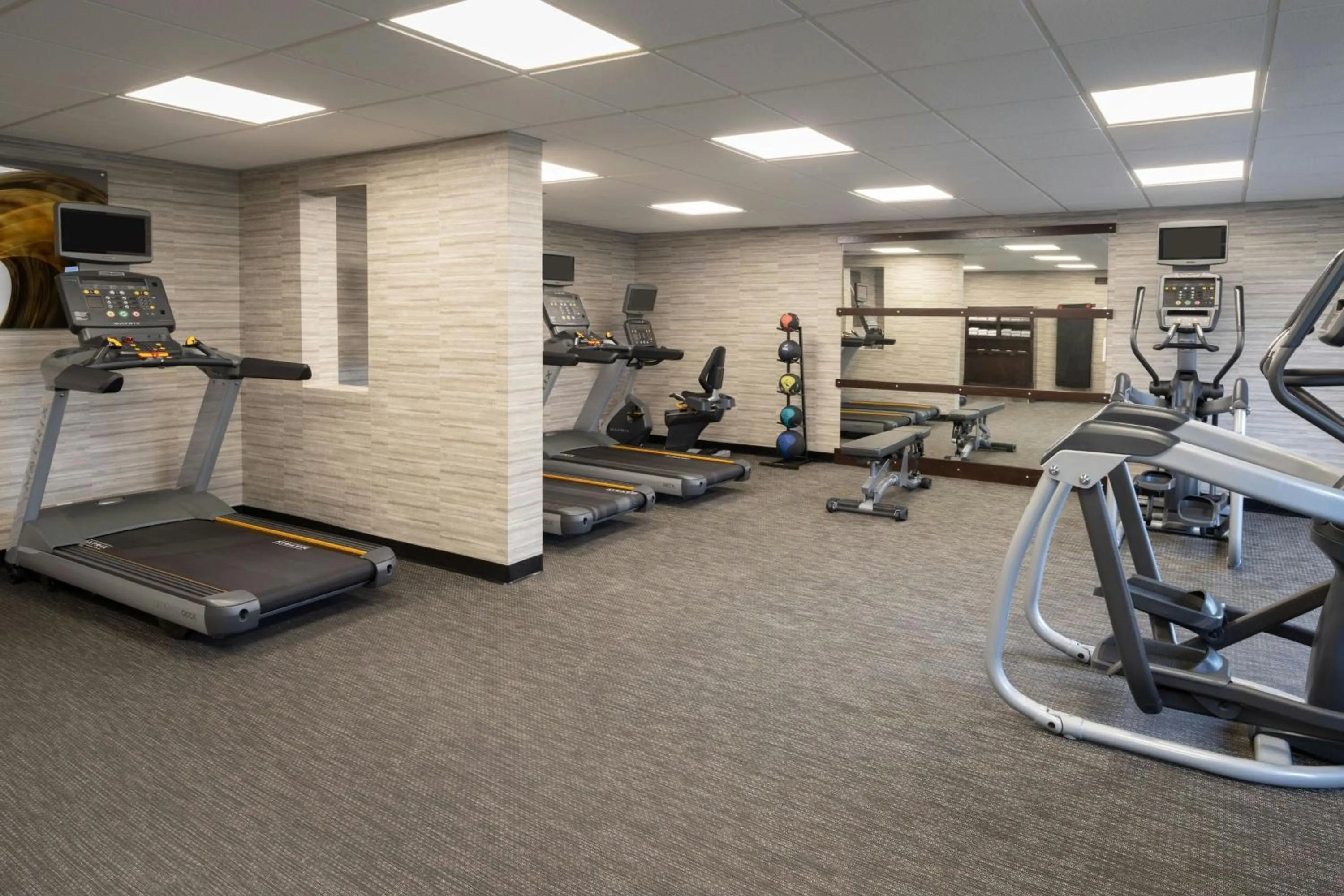 Fitness centre/facilities in Courtyard Chicago Wood Dale / Itasca