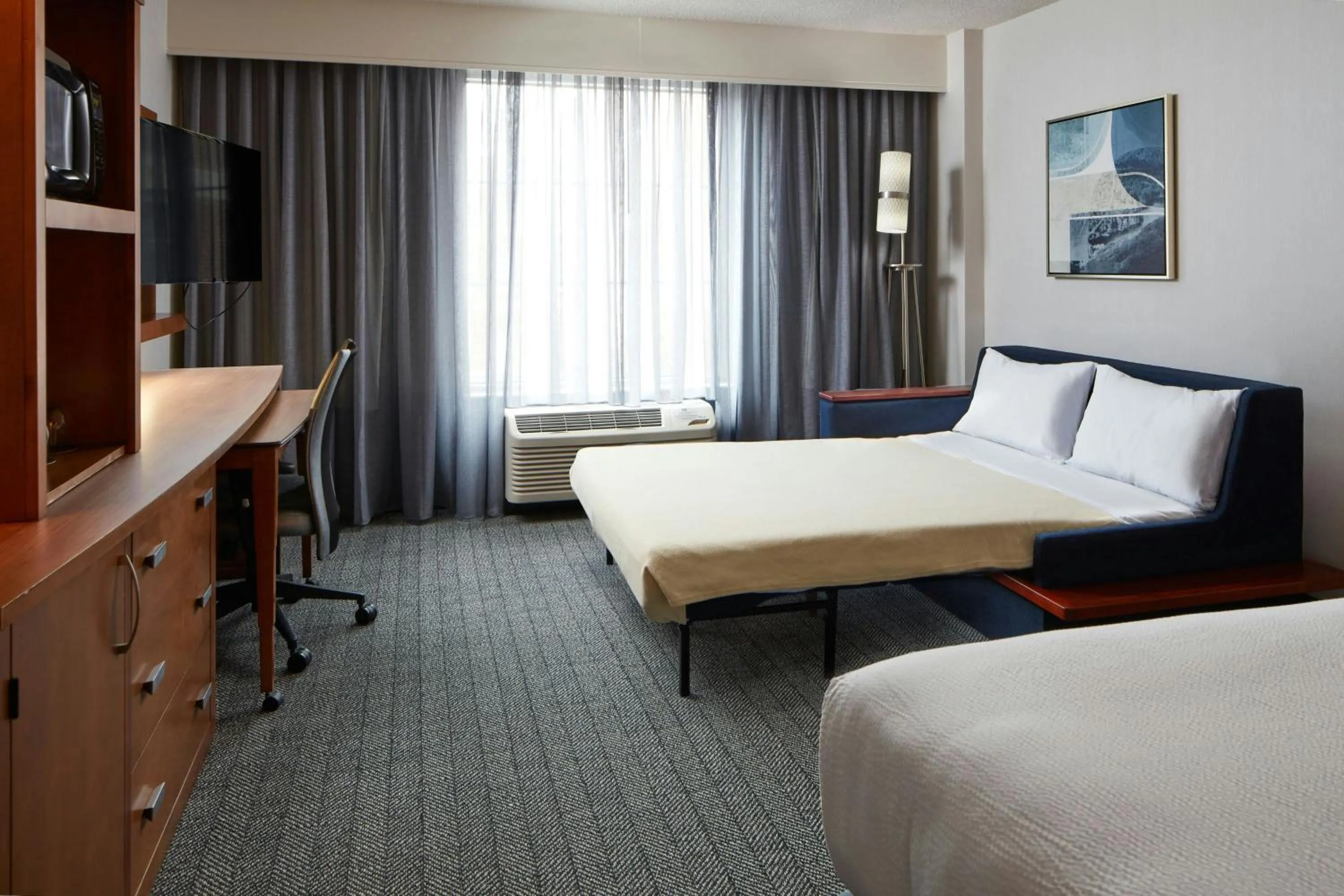 Photo of the whole room, Bed in Courtyard Charlottesville - University Medical Center