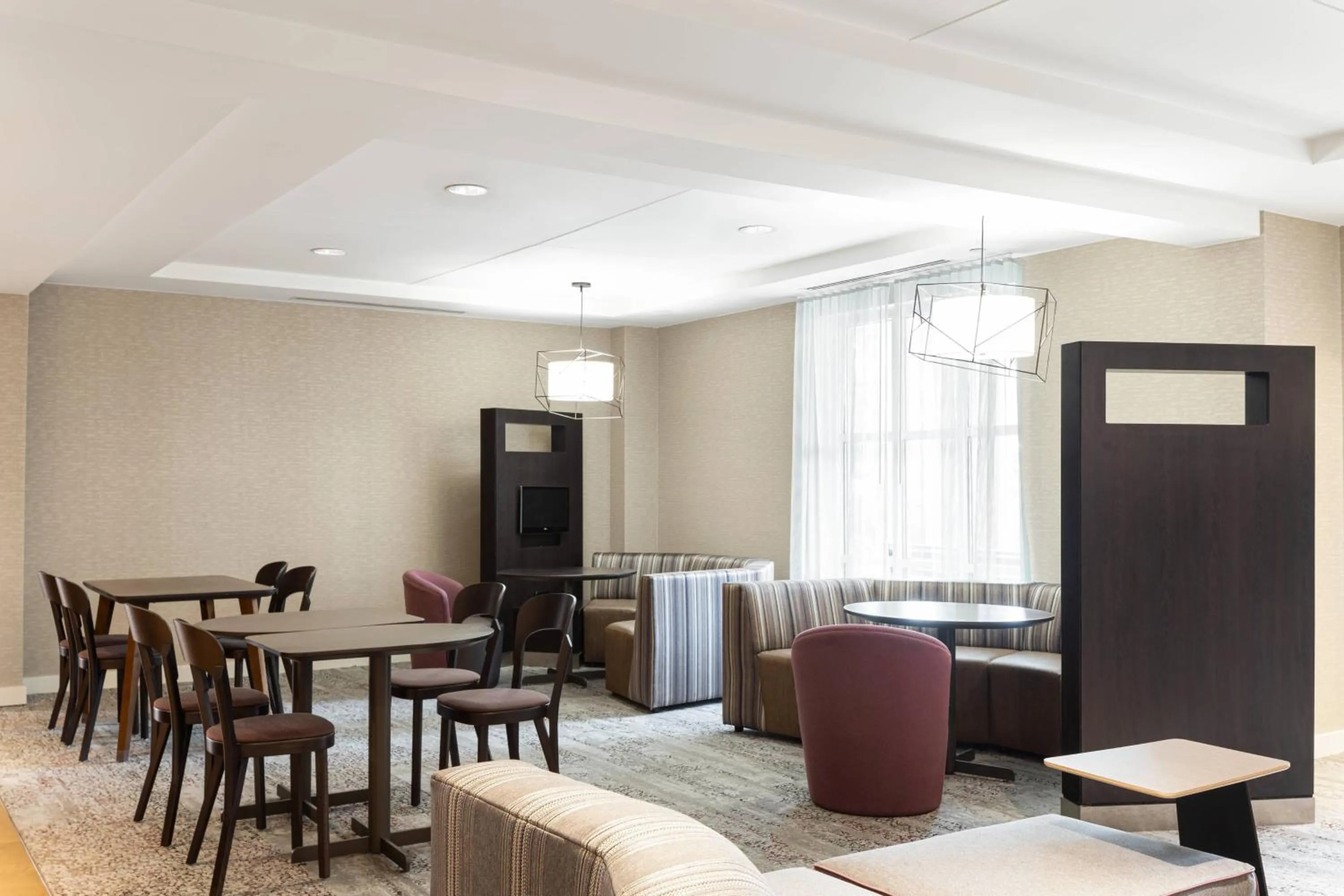 Restaurant/places to eat in Courtyard Charlottesville - University Medical Center