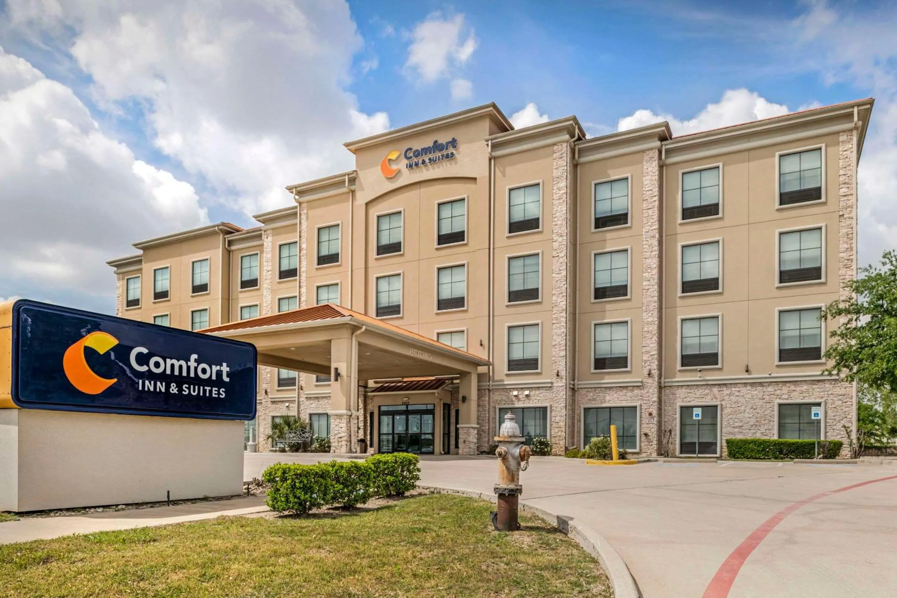 Property building in Comfort Inn & Suites Fort Worth - Fossil Creek