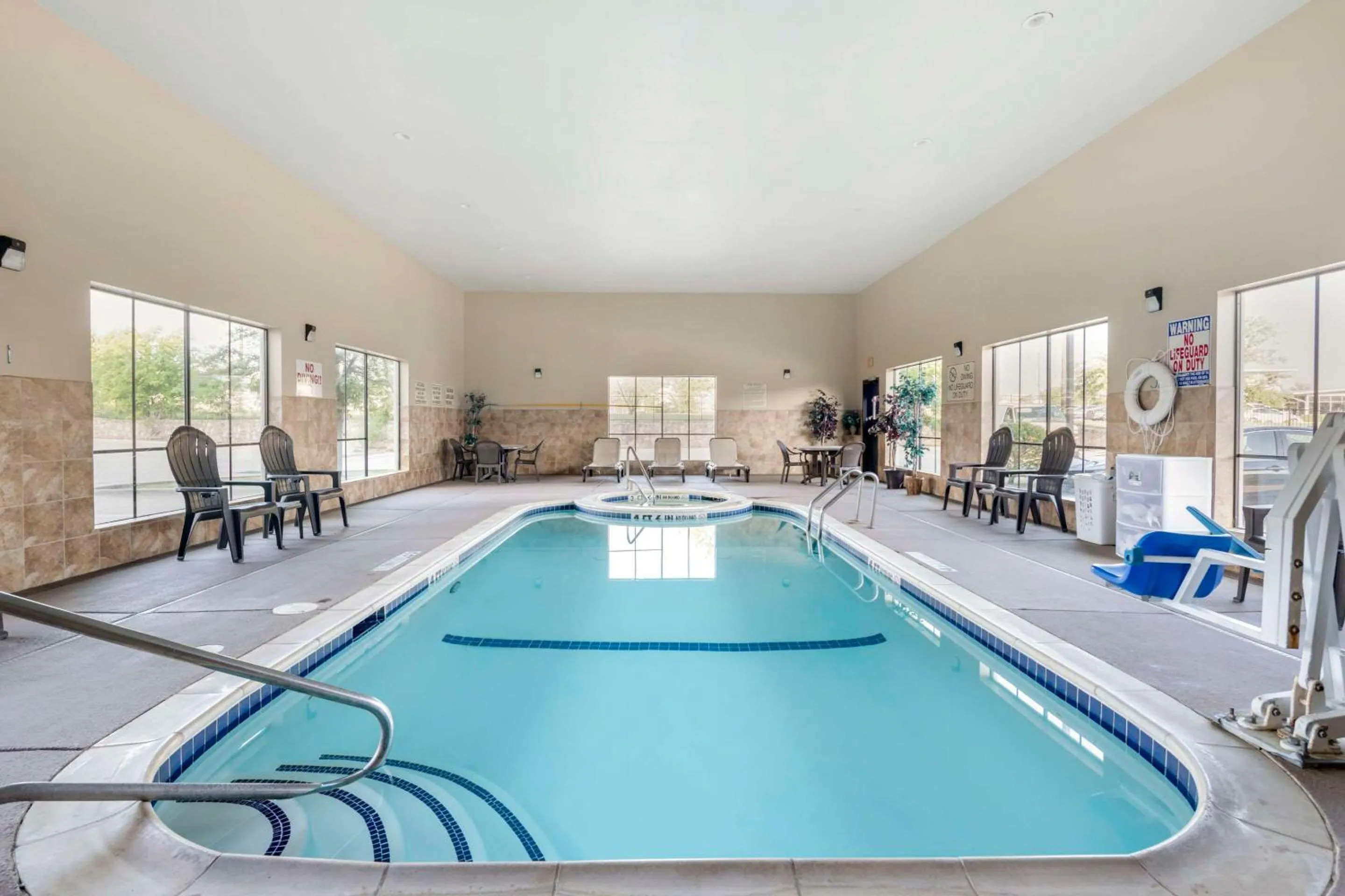 Swimming pool in Comfort Inn & Suites Fort Worth - Fossil Creek