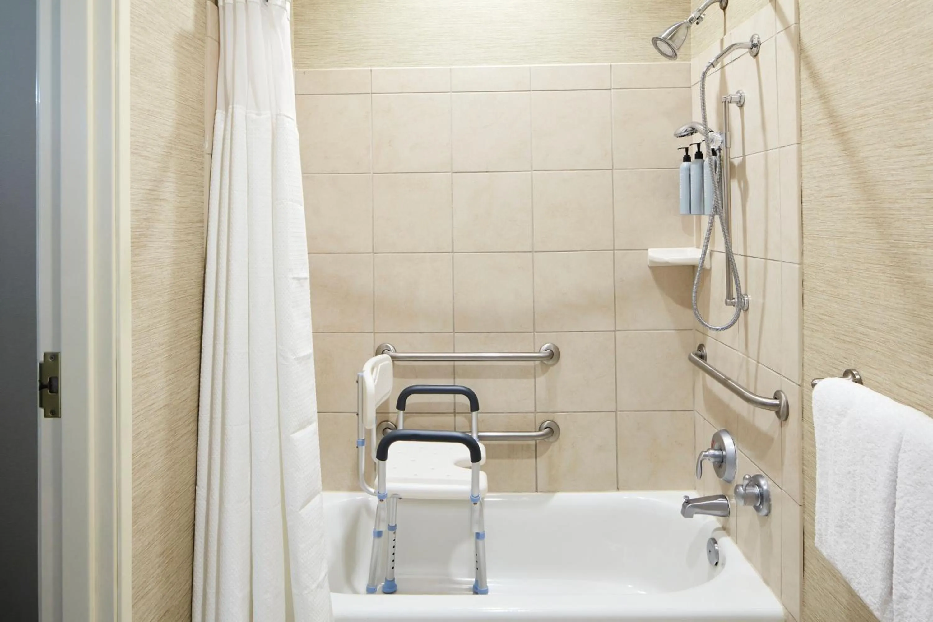 Photo of the whole room in Courtyard Charleston Mount Pleasant