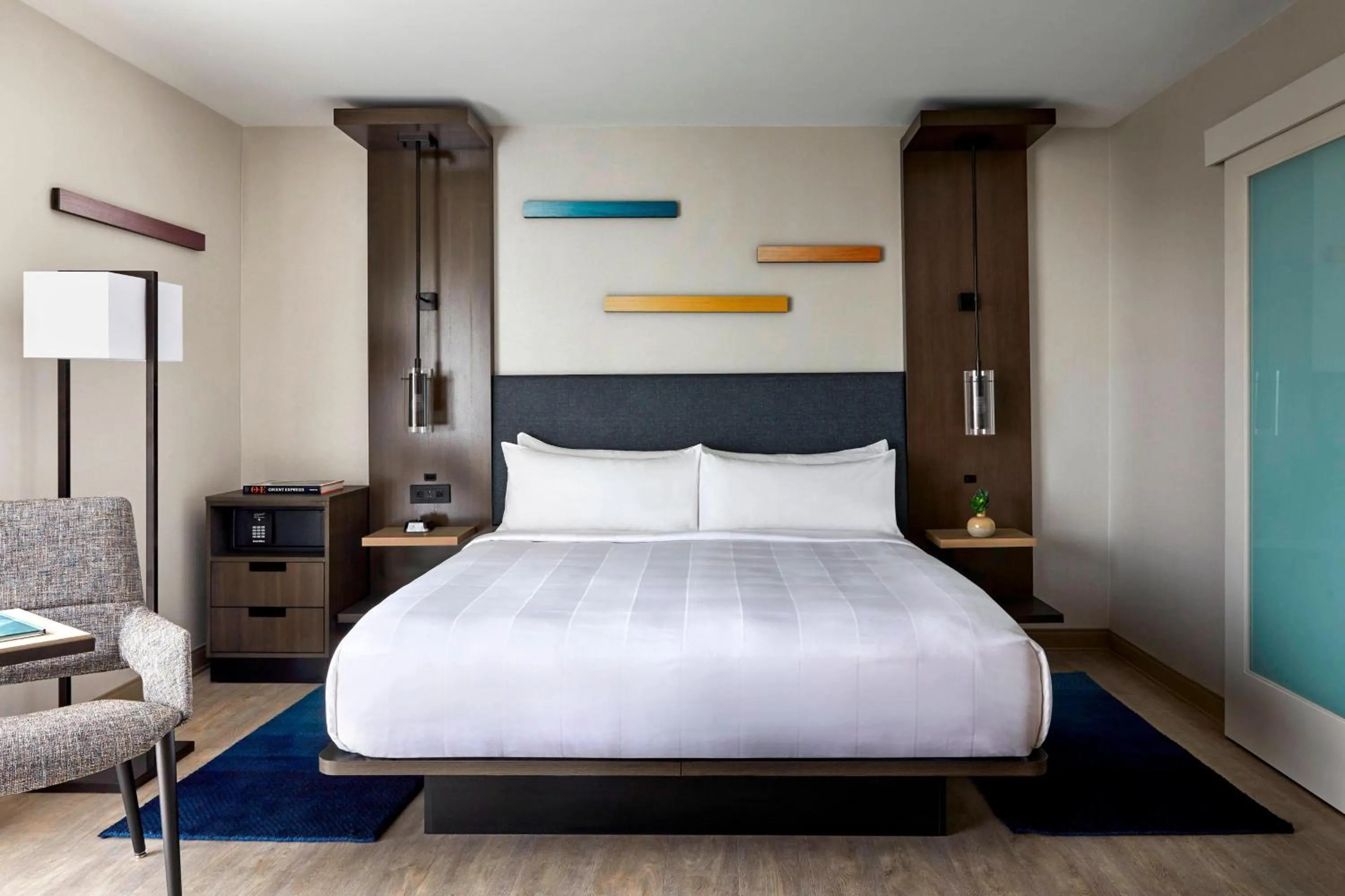 Photo of the whole room, Bed in Anaheim Marriott