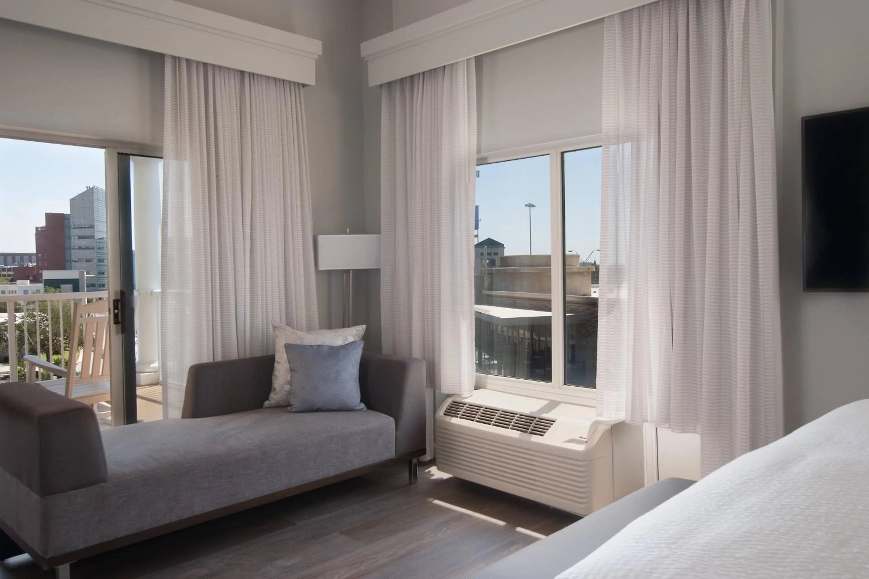 Bedroom, Bed in Courtyard Charleston Waterfront