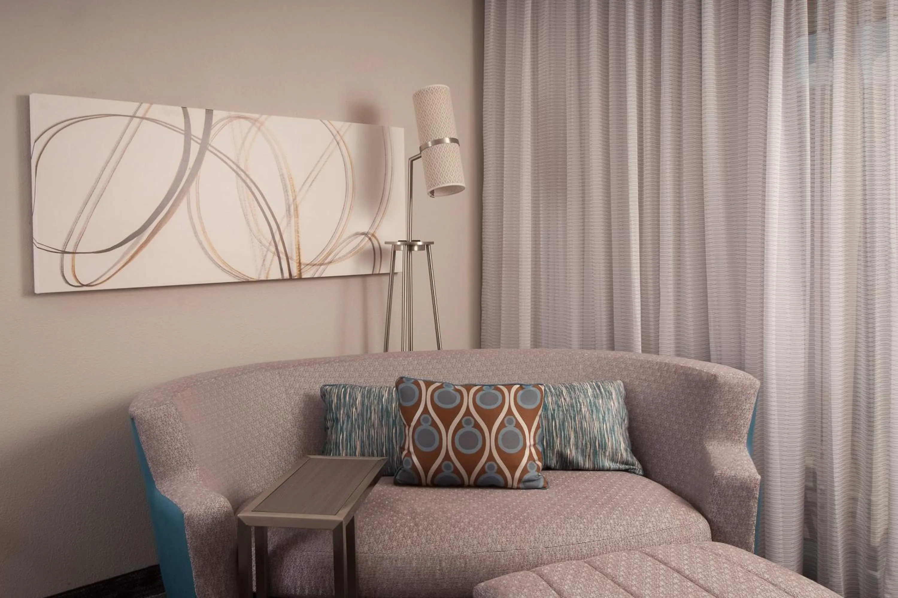 Photo of the whole room in Courtyard Charleston Waterfront