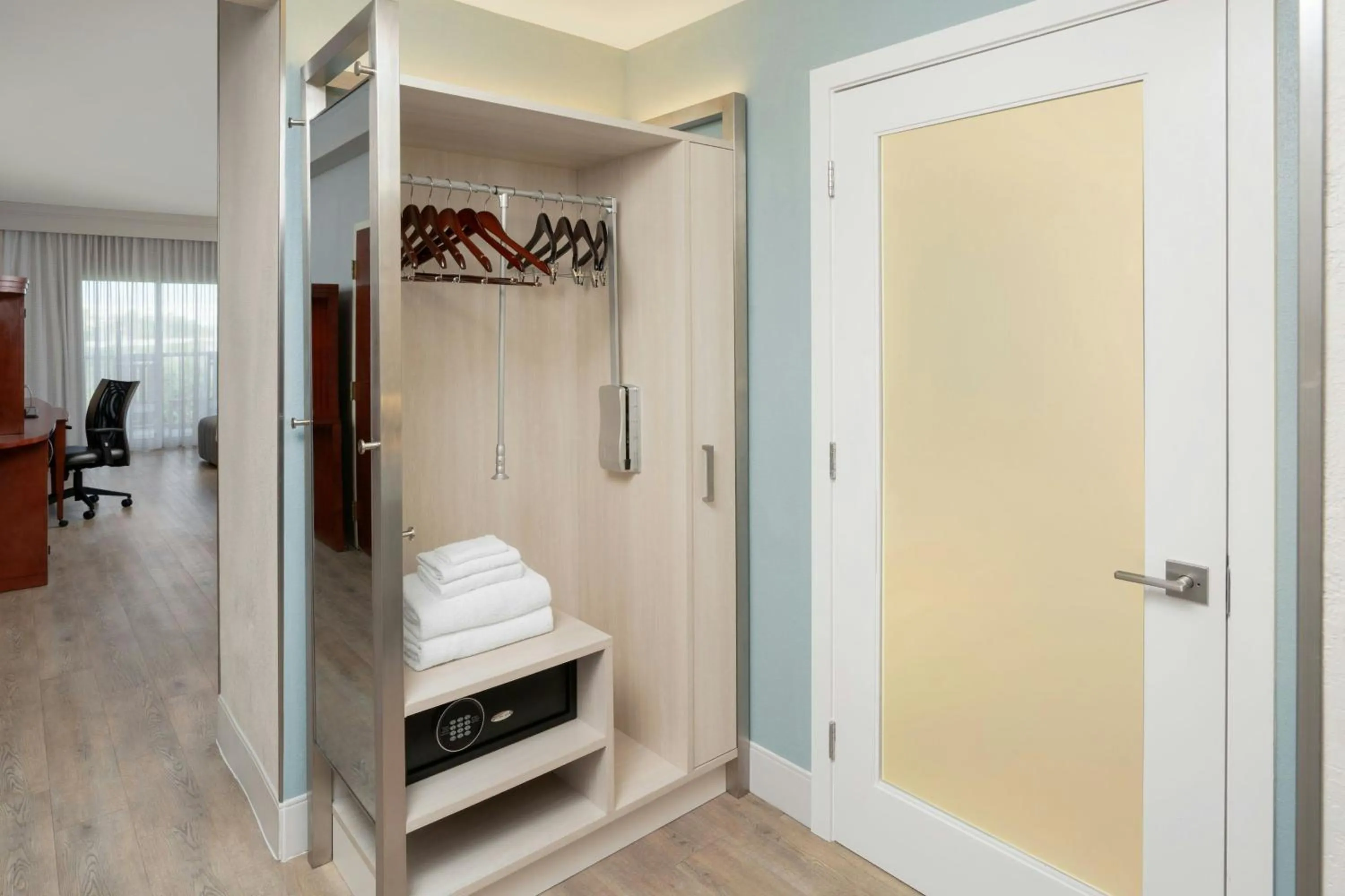 Photo of the whole room in Courtyard Charleston Waterfront