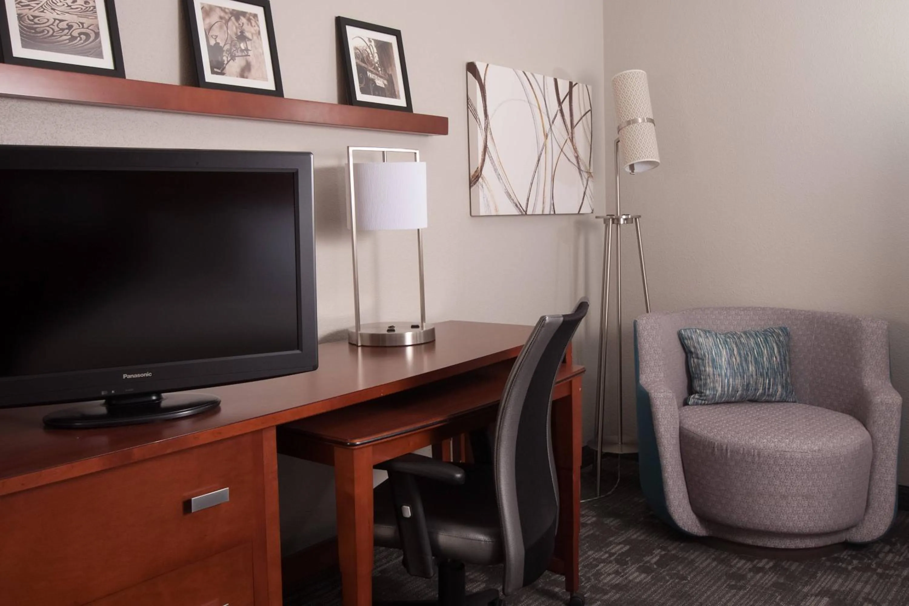 Photo of the whole room in Courtyard Charleston Waterfront