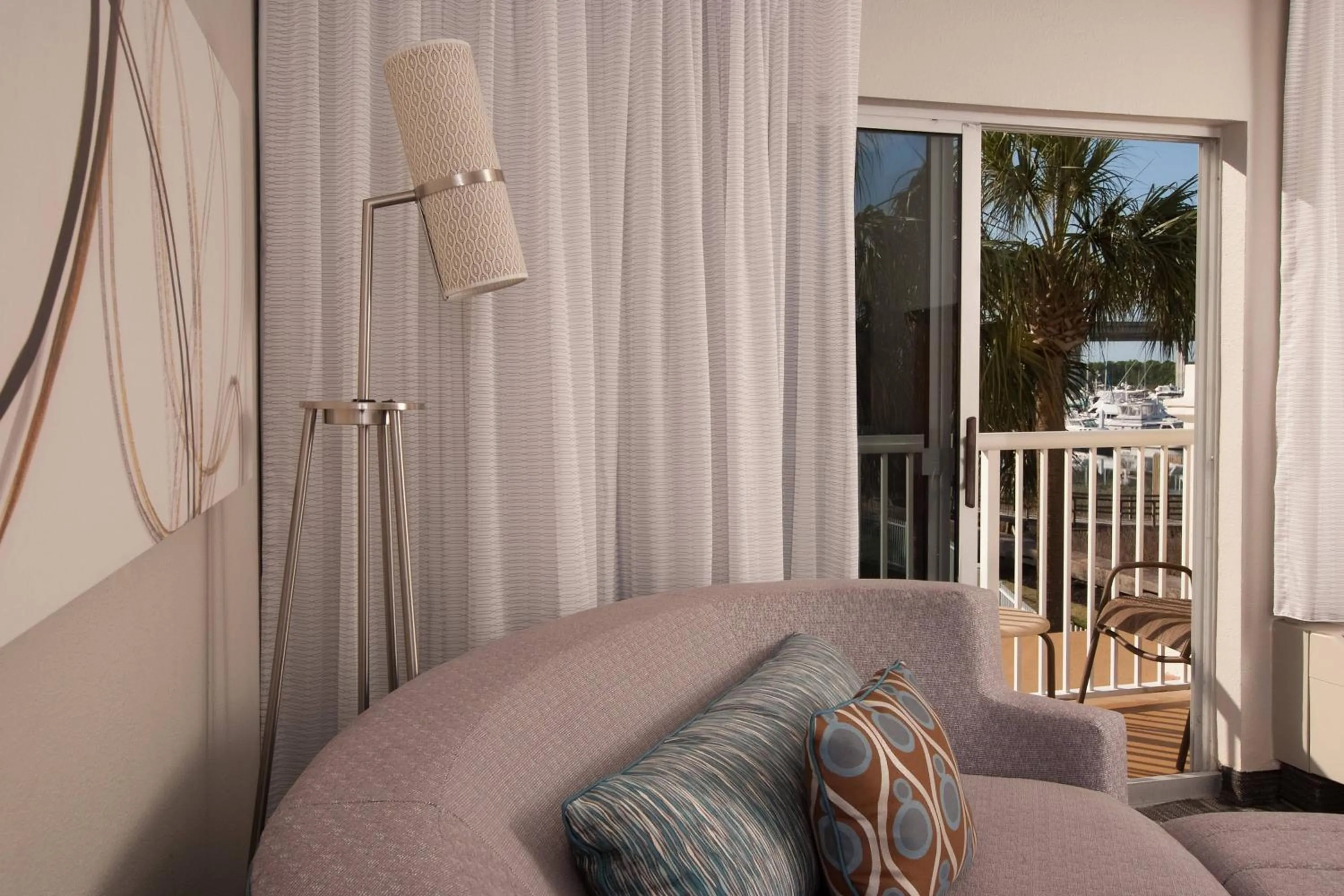 Photo of the whole room in Courtyard Charleston Waterfront