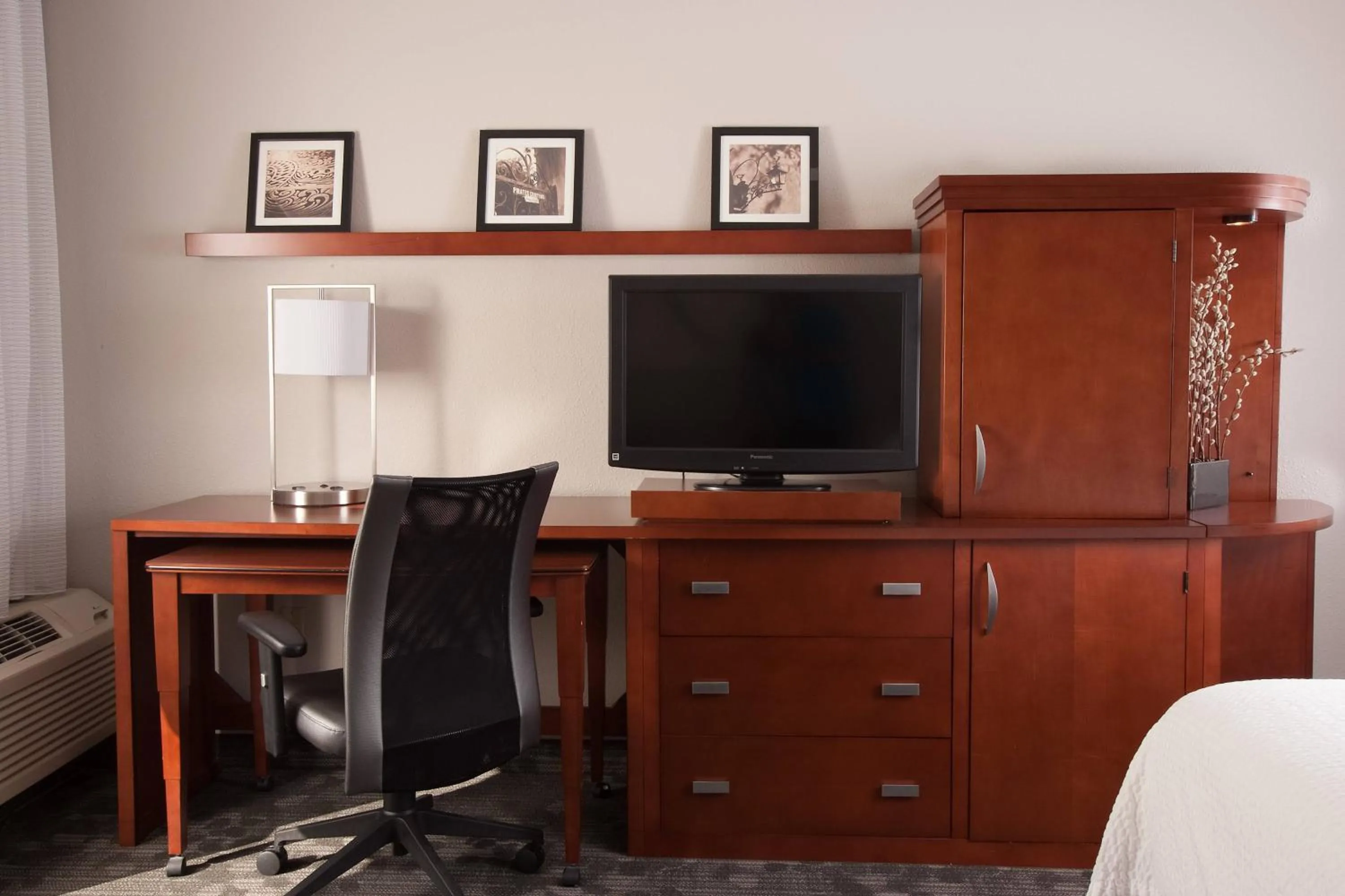 Photo of the whole room in Courtyard Charleston Waterfront