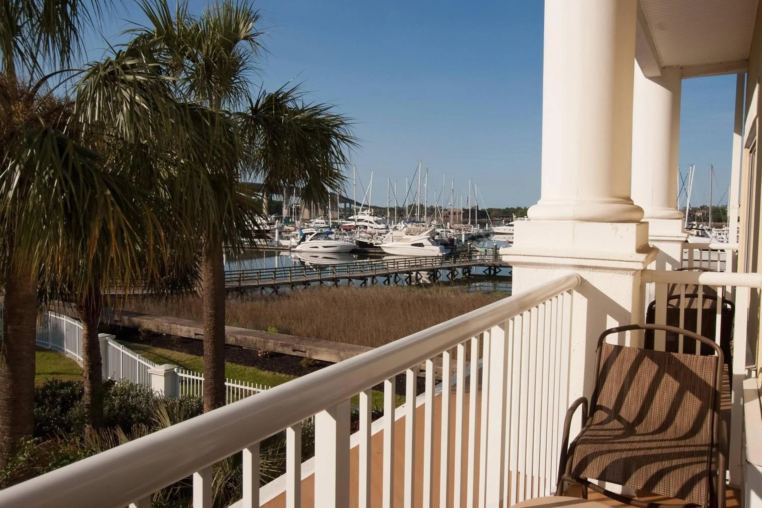 Photo of the whole room in Courtyard Charleston Waterfront