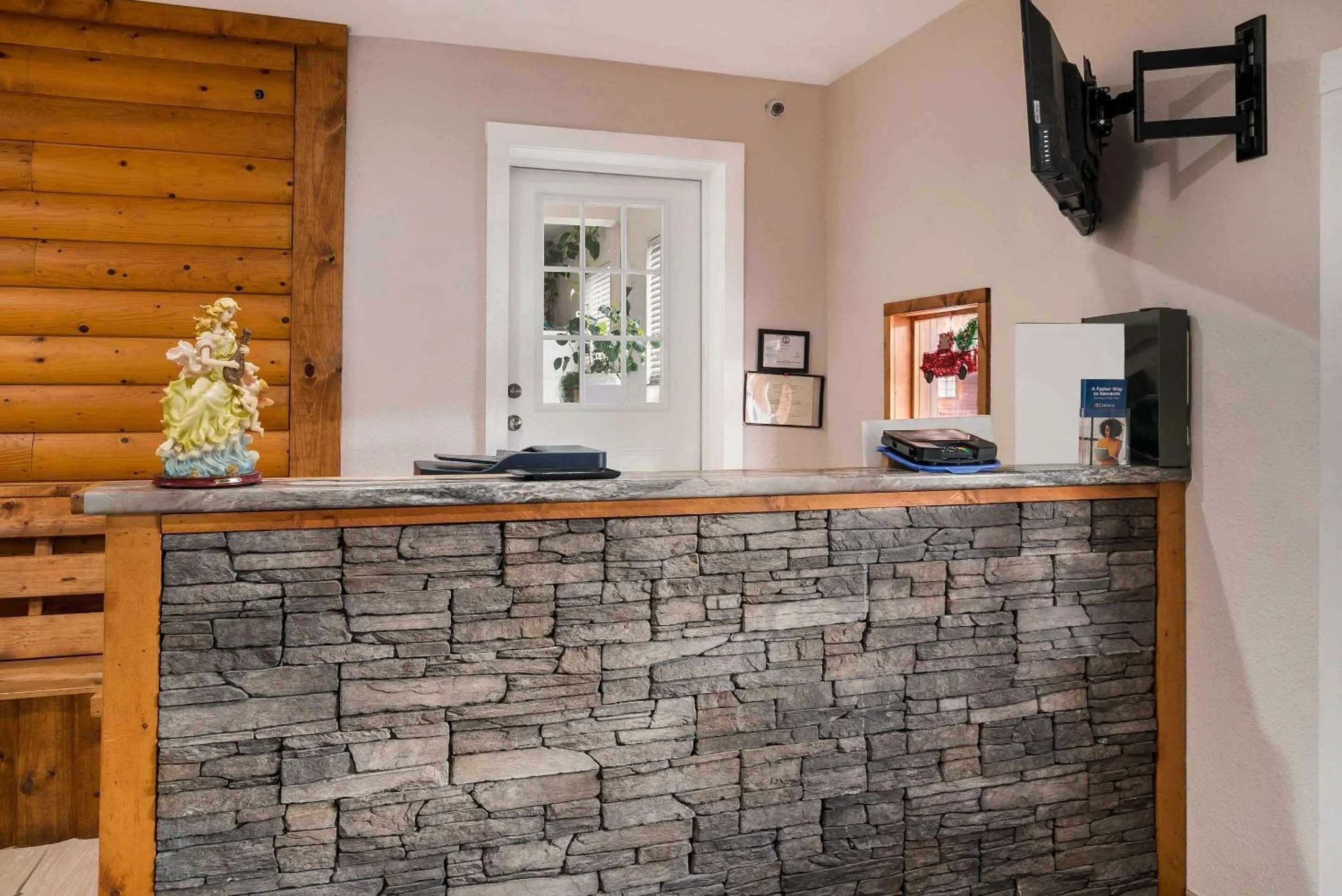 Lobby or reception in Rodeway Inn Harlan