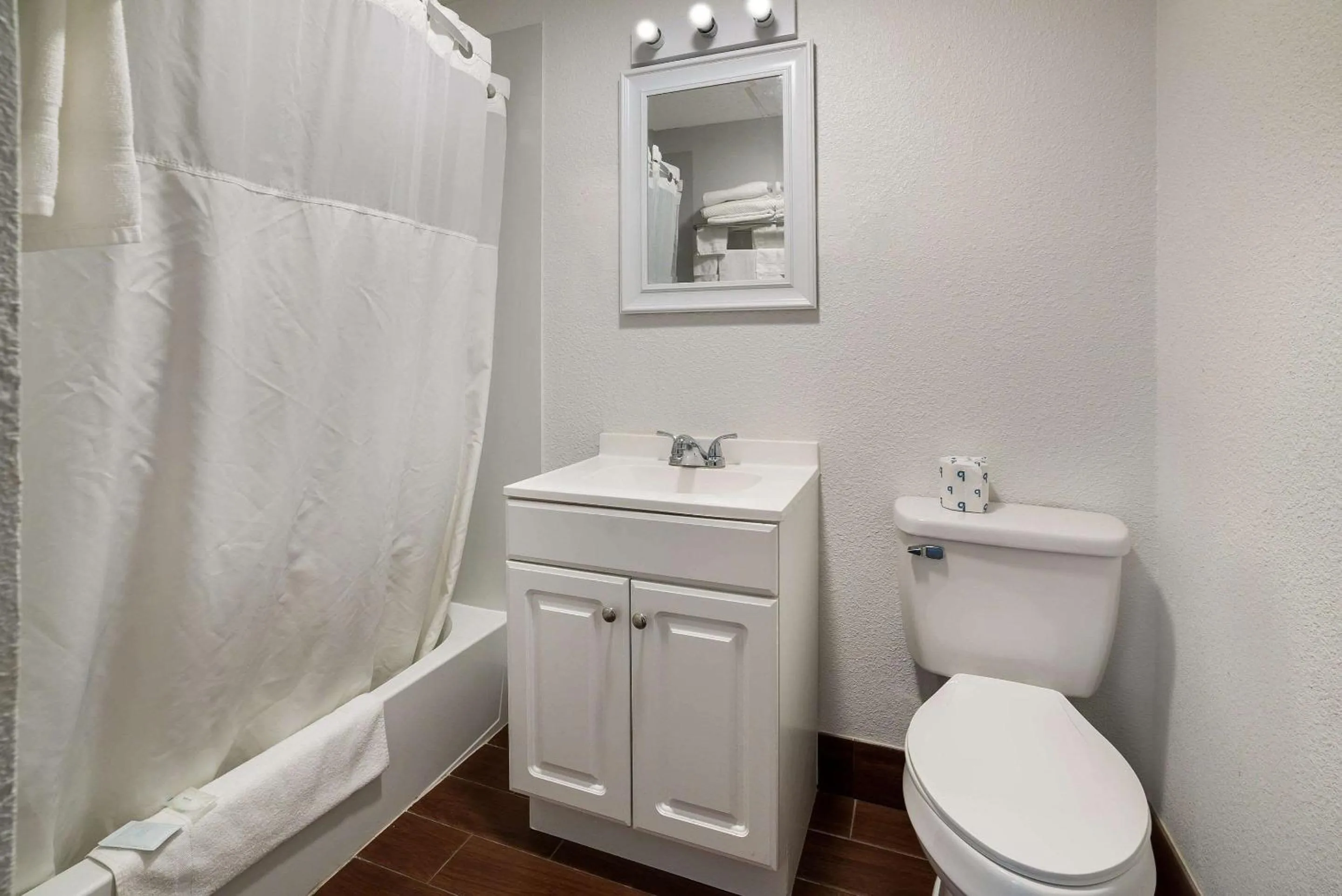 Bedroom in Rodeway Inn Harlan