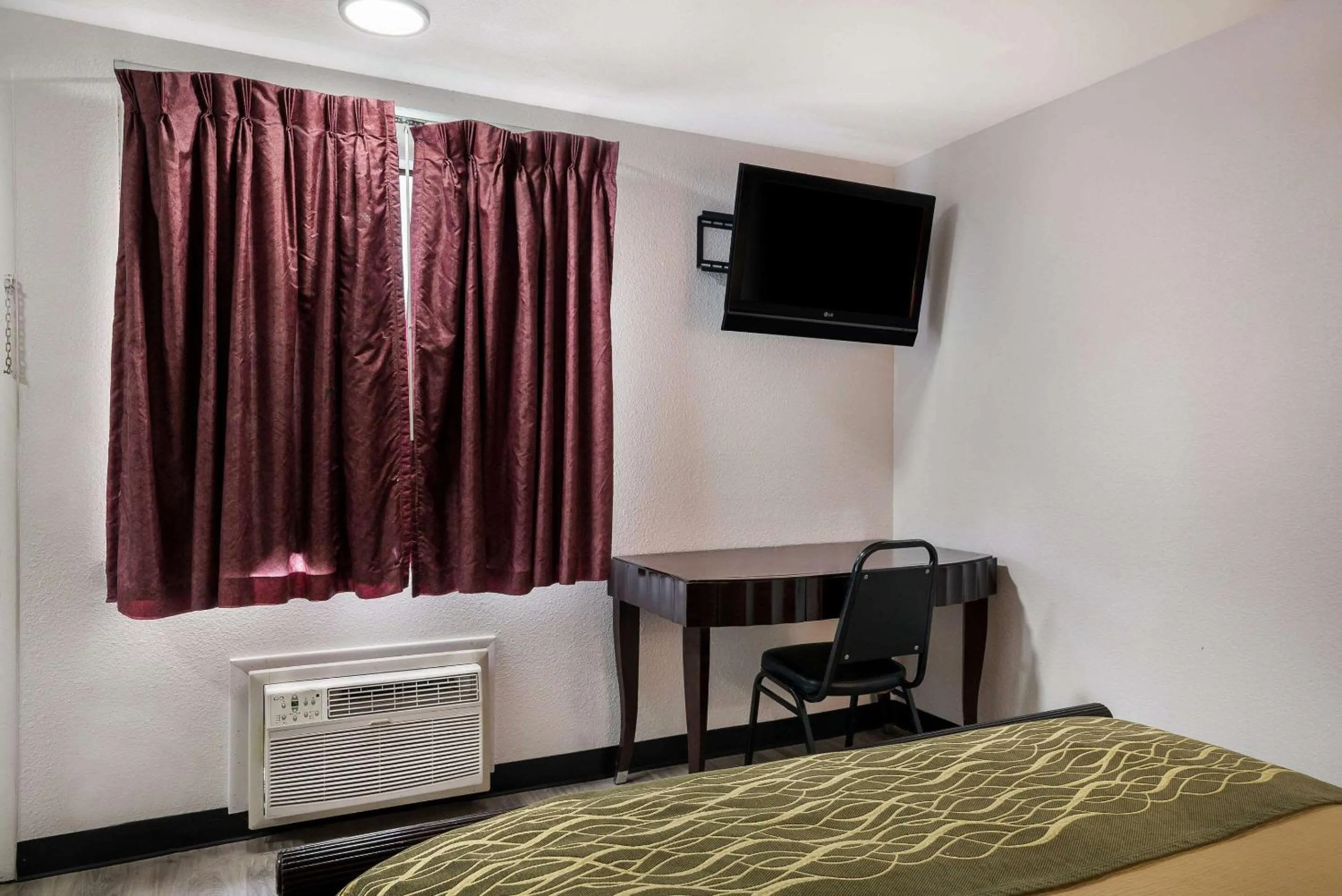 Bedroom, Bed in Rodeway Inn Harlan