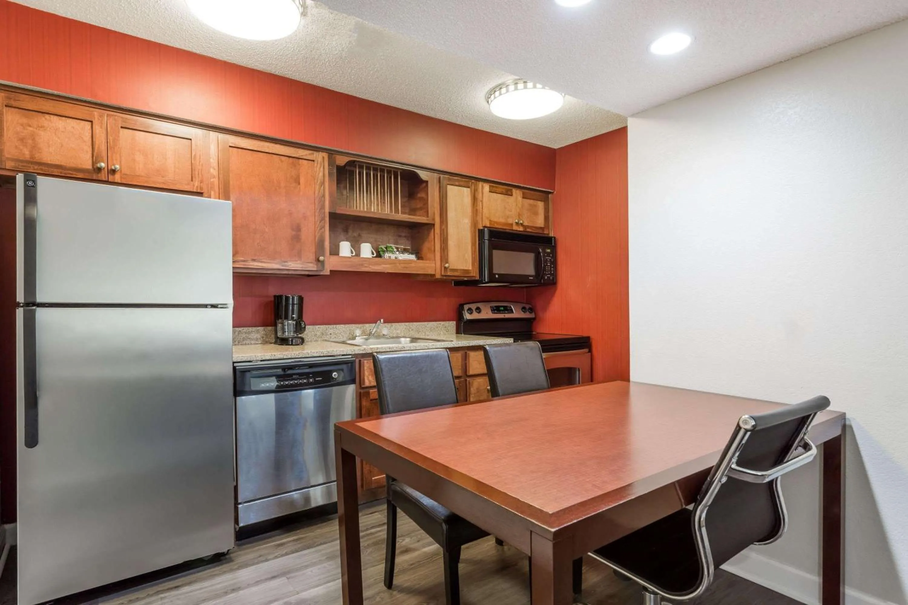 Kitchen or kitchenette in Hawthorn Suites By Wyndham North Charleston