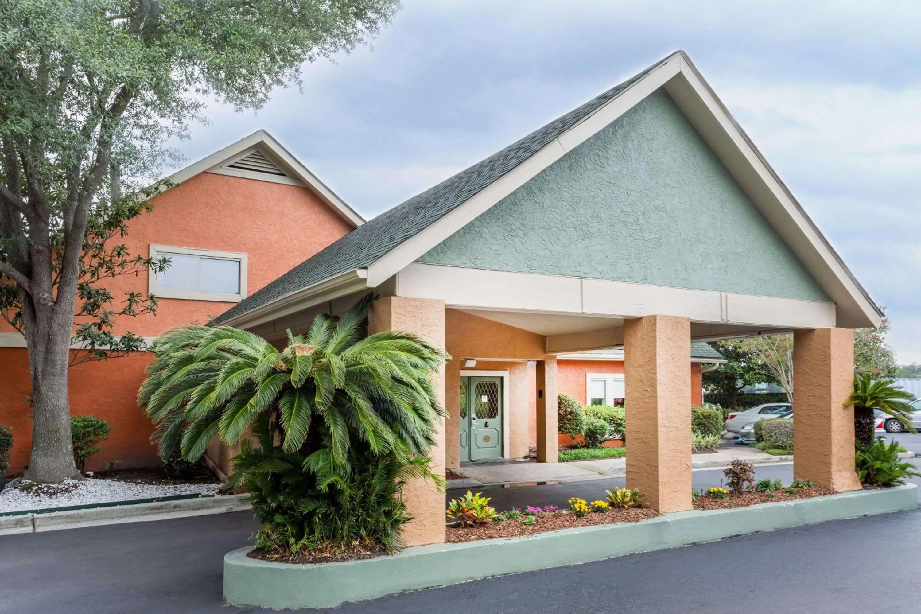 Property building in Hawthorn Suites By Wyndham North Charleston