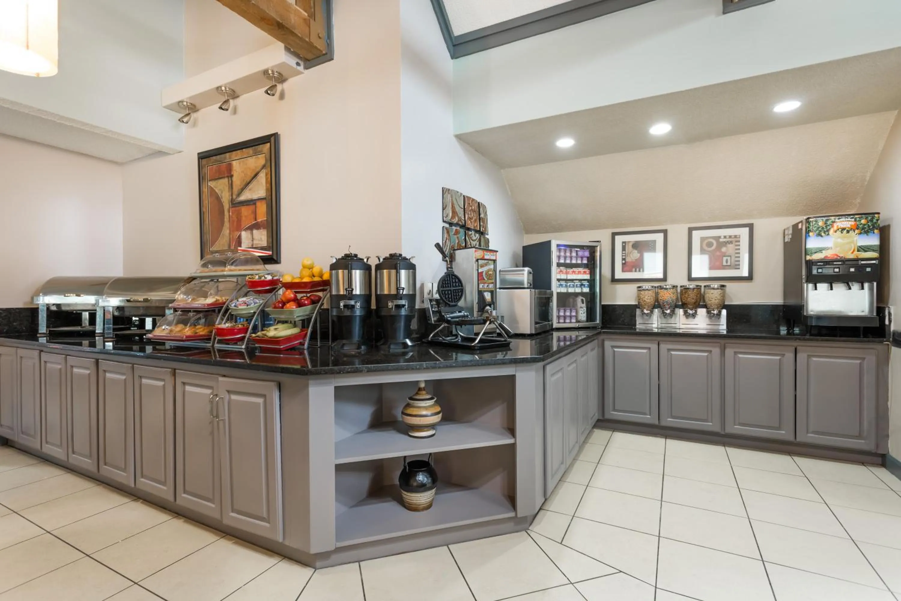 American breakfast in Hawthorn Suites By Wyndham North Charleston