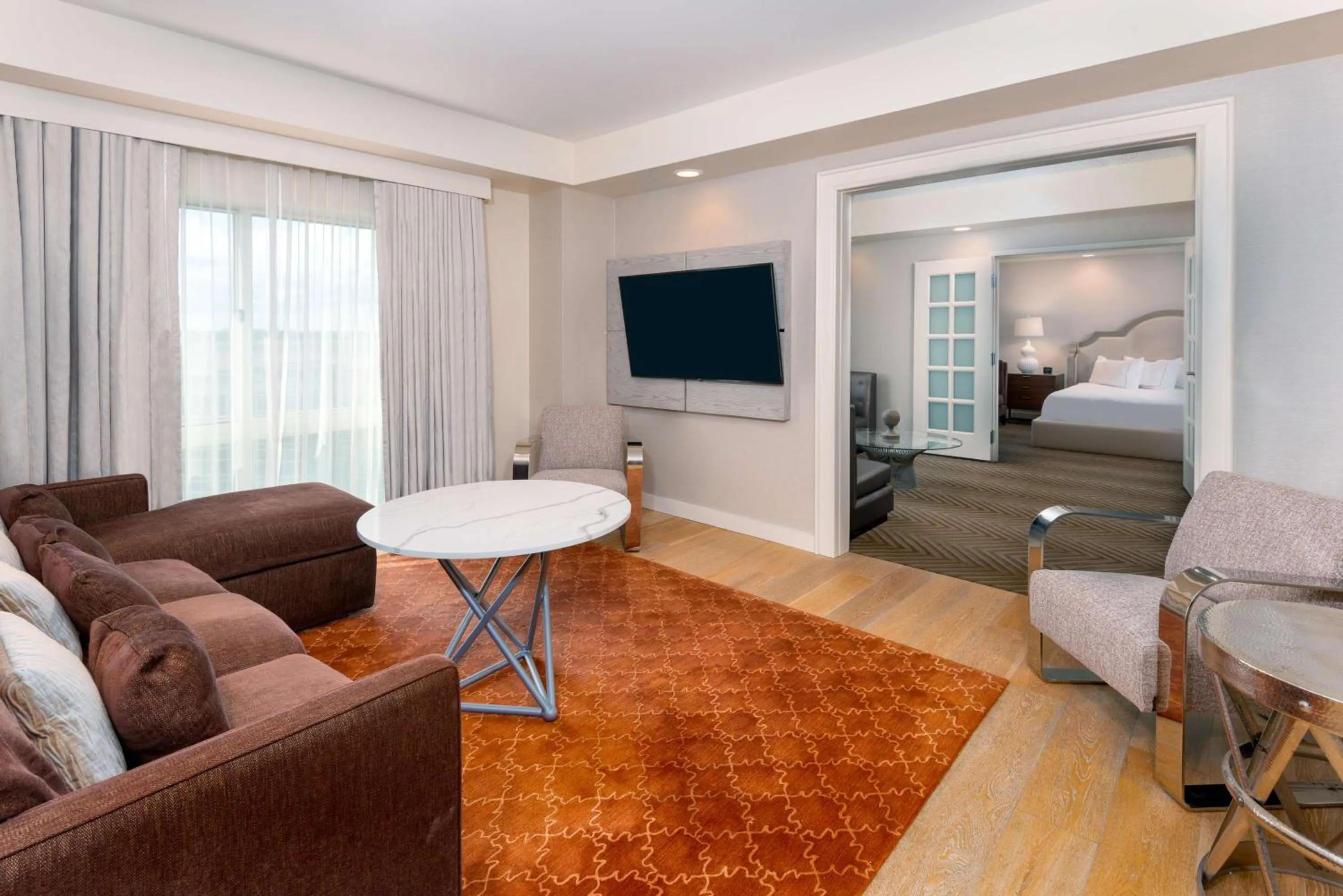 Living room, Bed in Hilton Charlotte Airport Hotel