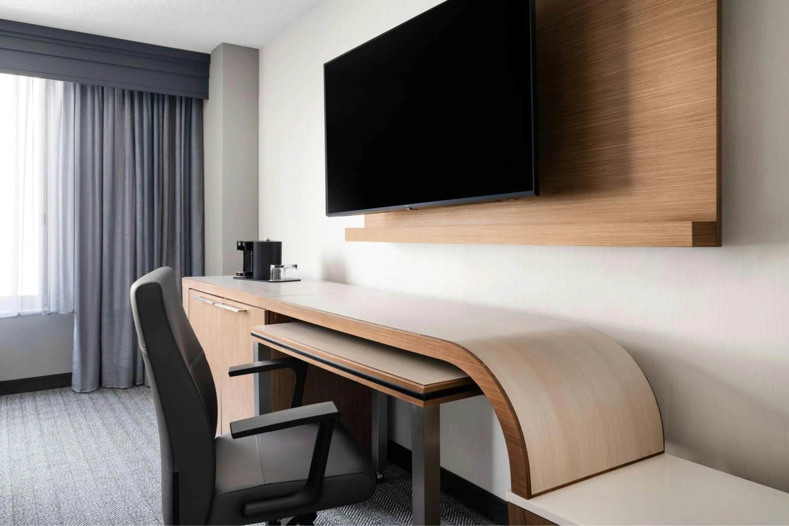 Photo of the whole room in Courtyard Charlotte City Center