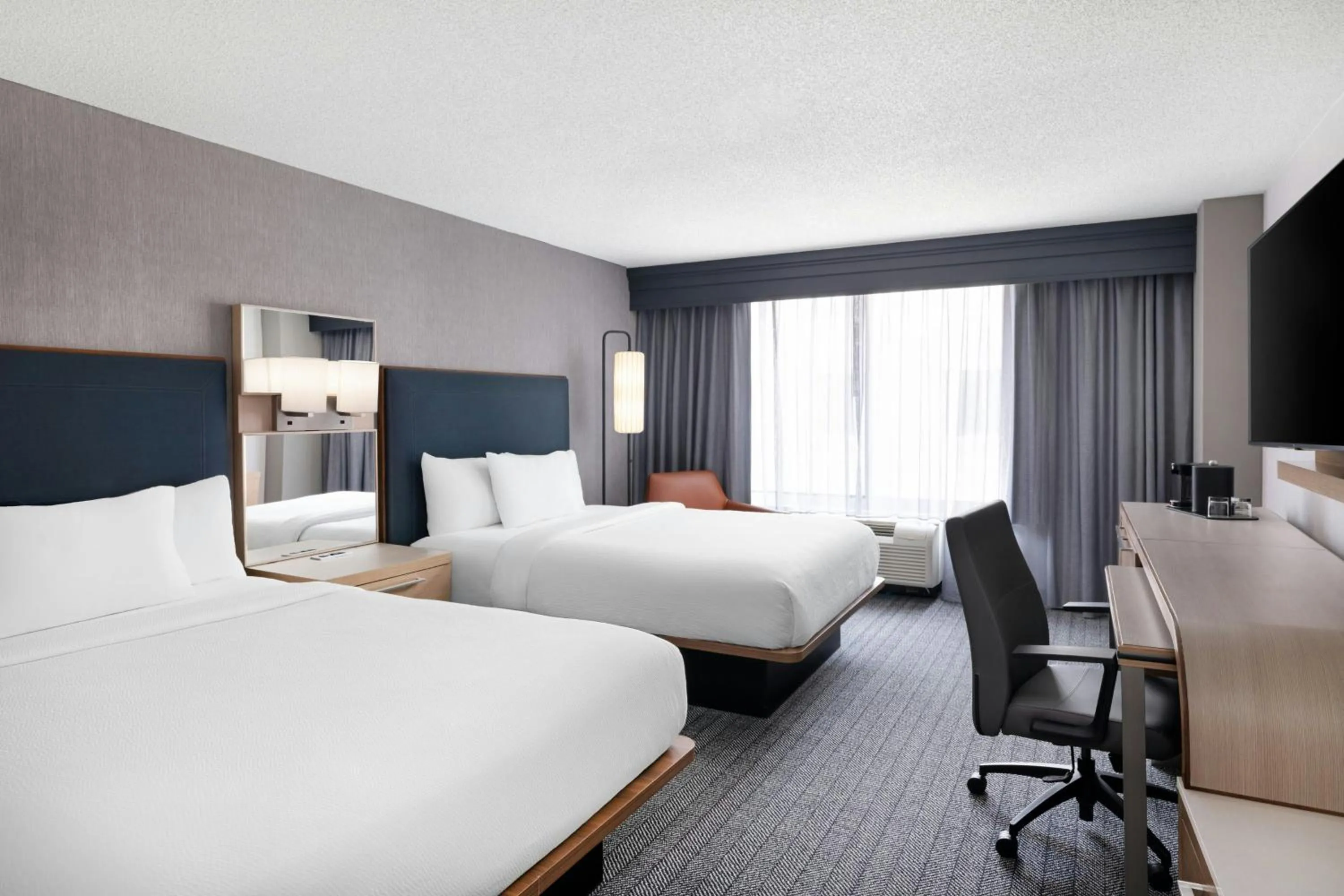 Photo of the whole room, Bed in Courtyard Charlotte City Center