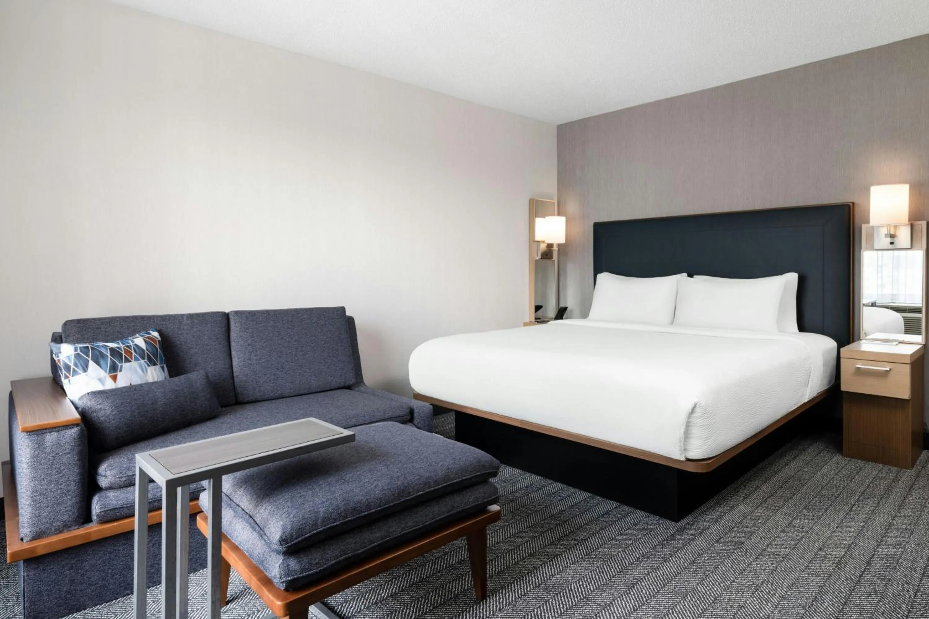 Photo of the whole room, Bed in Courtyard Charlotte City Center