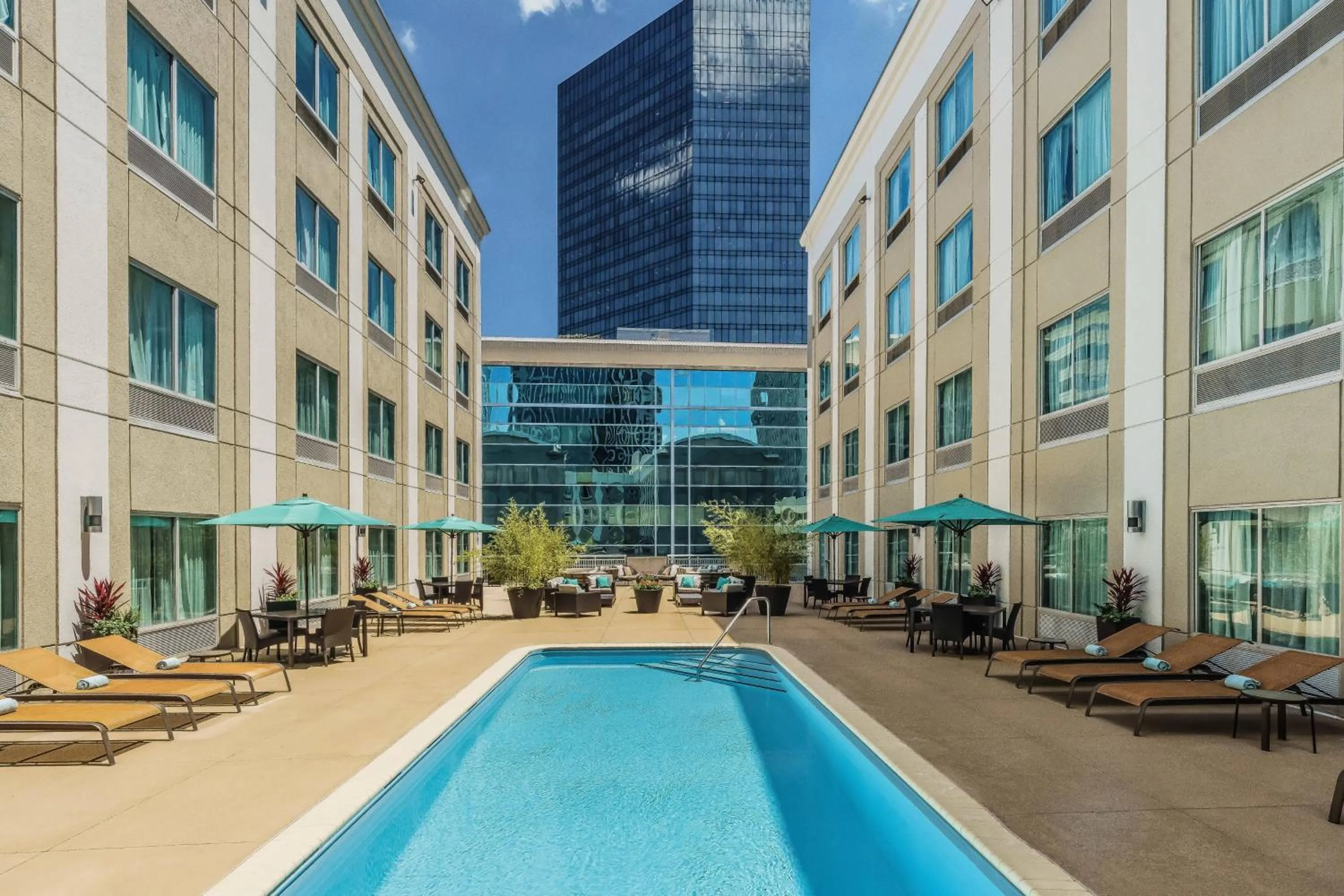 Swimming pool in Courtyard Charlotte City Center