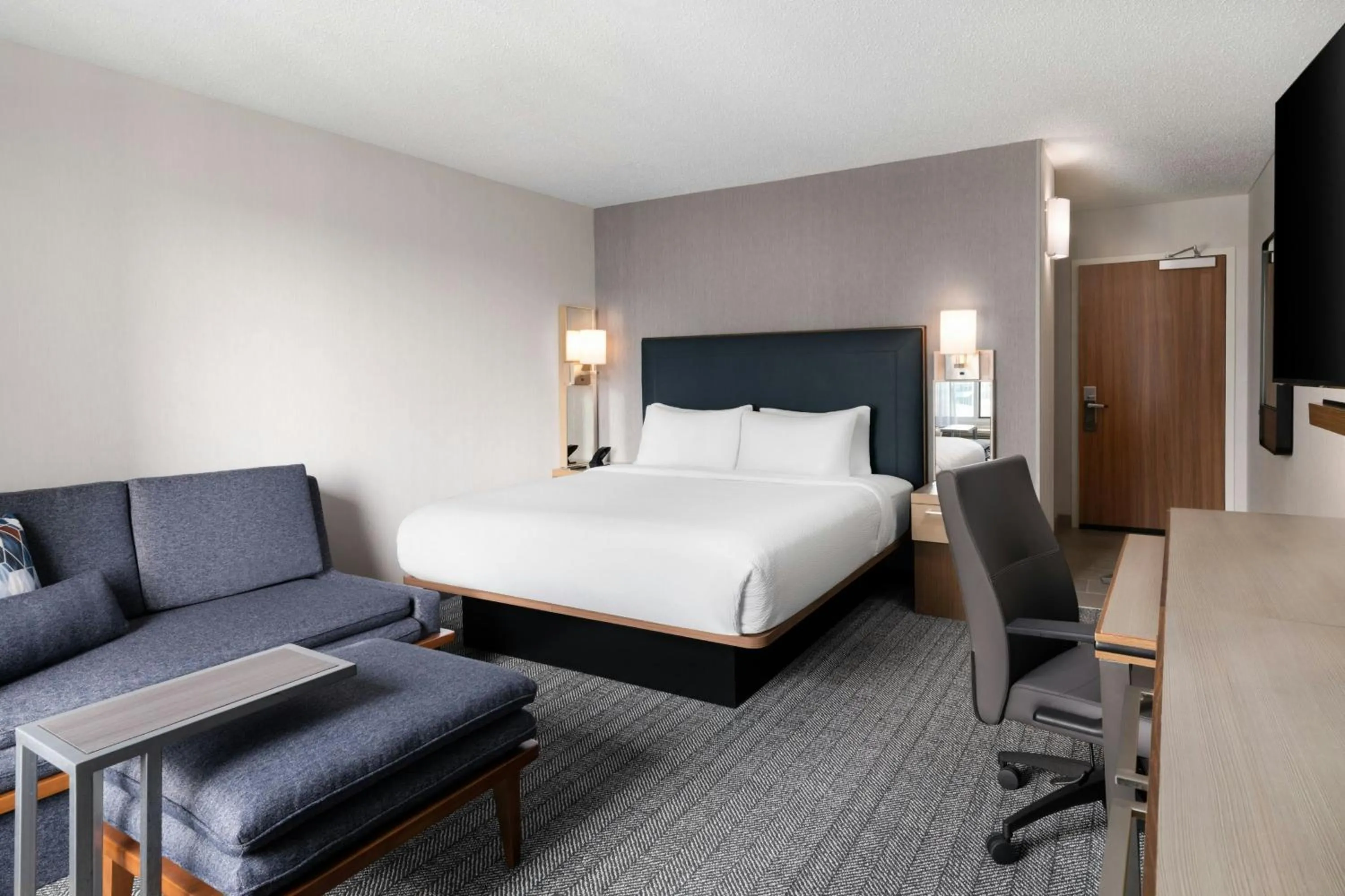 Photo of the whole room, Bed in Courtyard Charlotte City Center