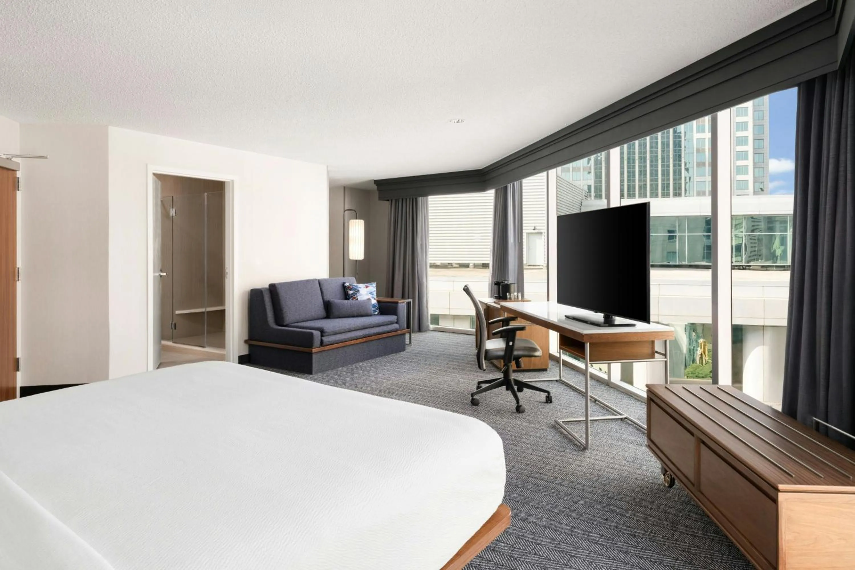 Photo of the whole room, Bed in Courtyard Charlotte City Center