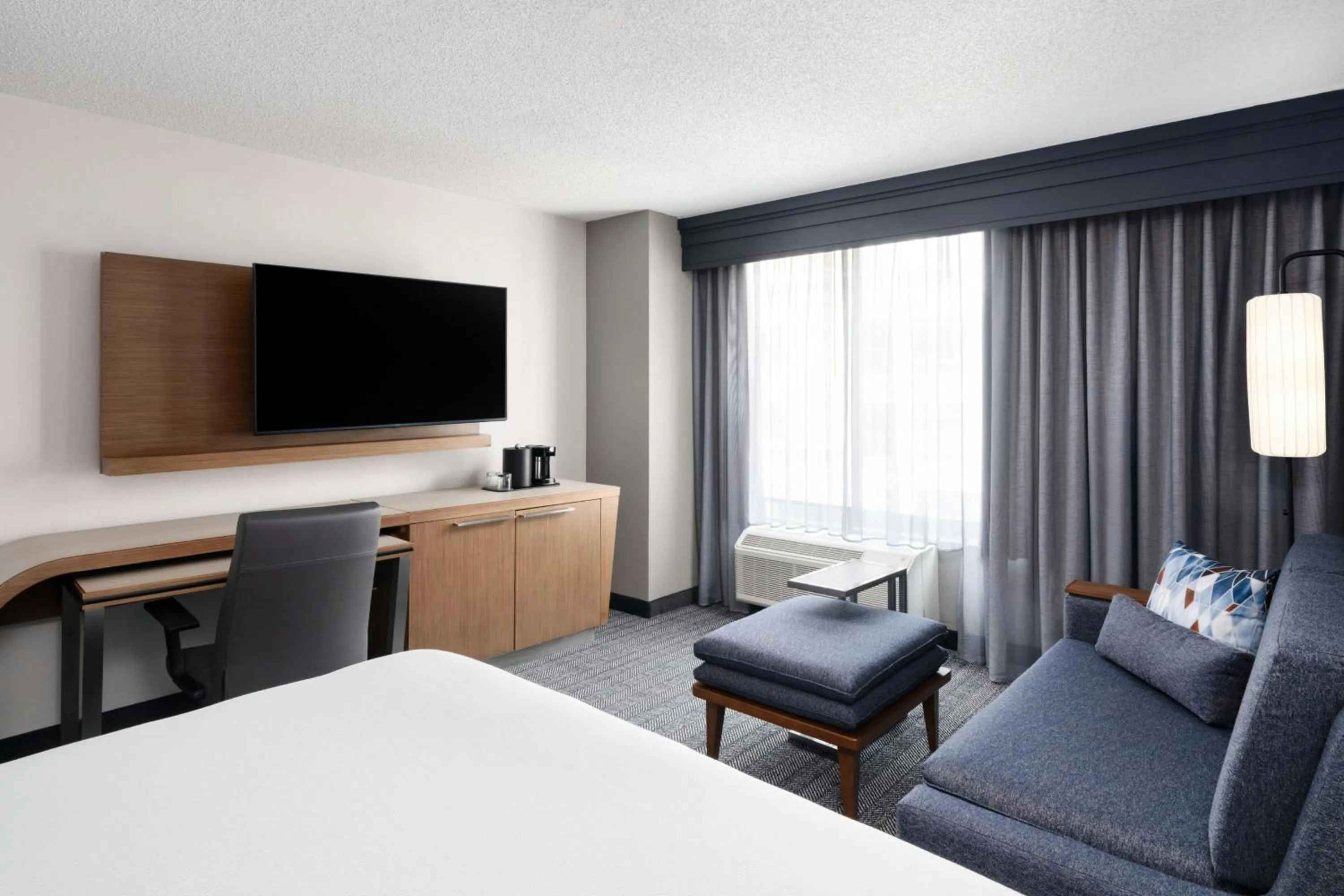 Photo of the whole room, Bed in Courtyard Charlotte City Center