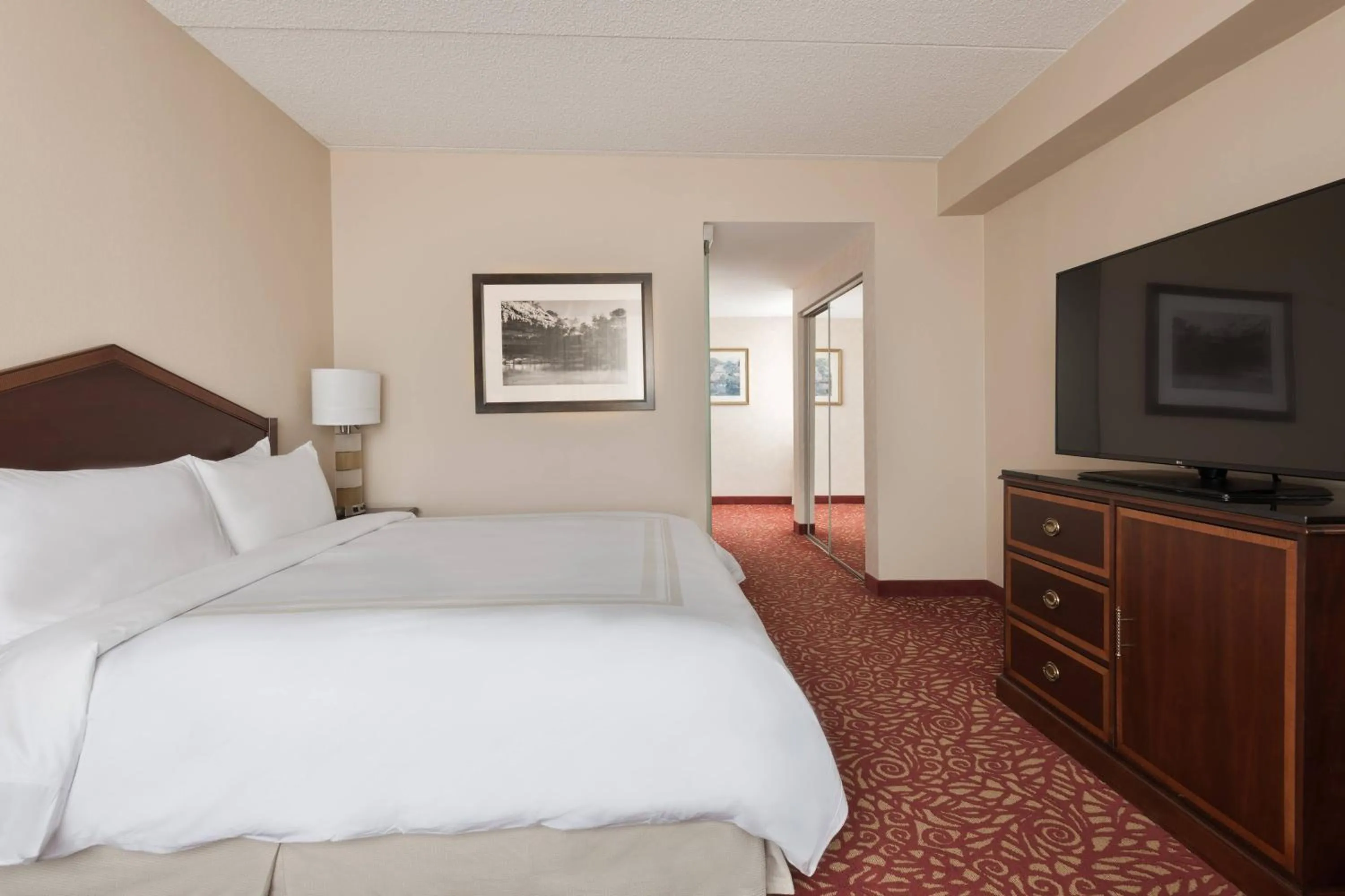 Photo of the whole room, Bed in Columbus Airport Marriott