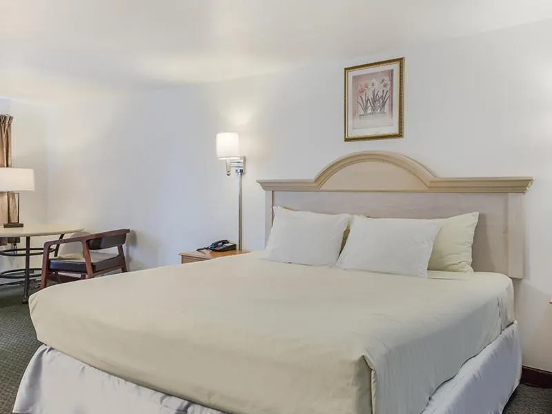 Bed in Americas Best Value Inn Hyannis