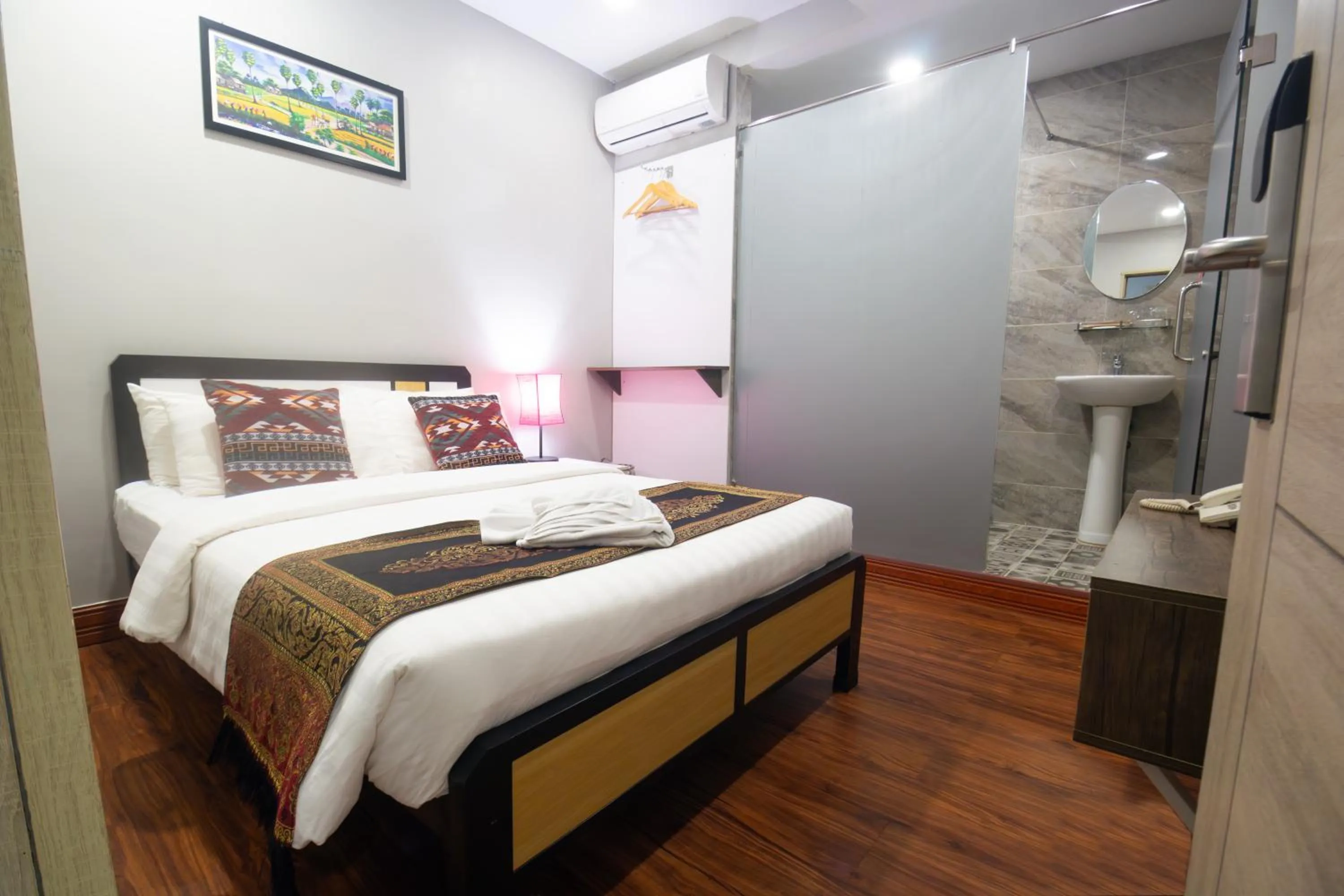 Bathroom, Bed in Ostro Hotel