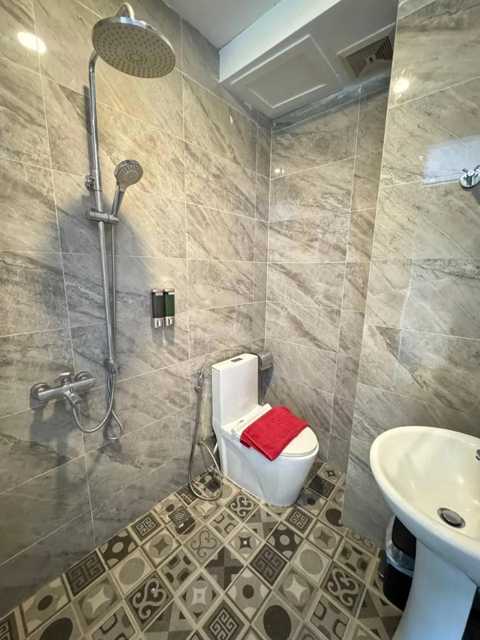 Toilet in Ostro Hotel