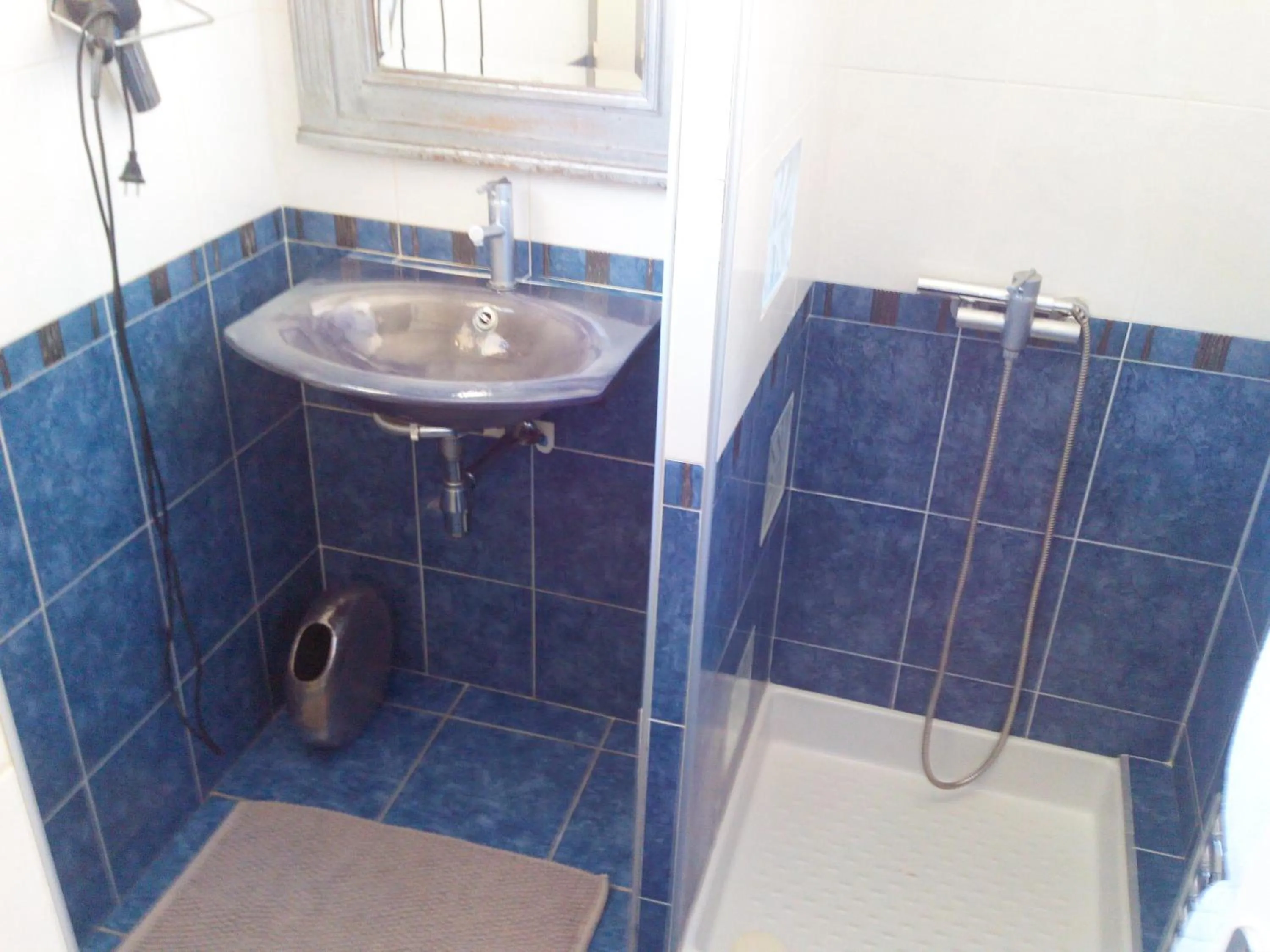 Shower in Patrick&Pierre Bed and Breakfast Nîmes