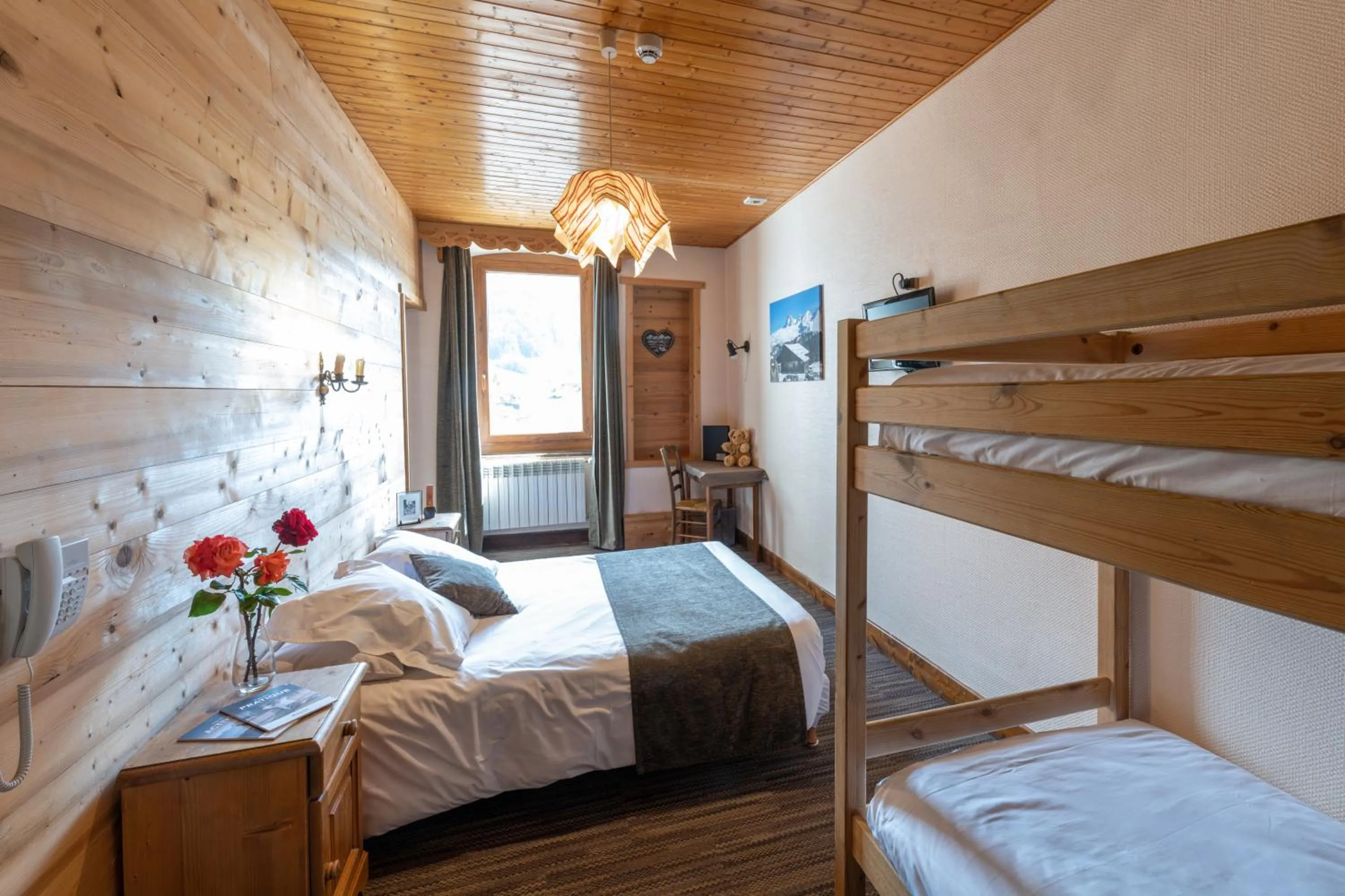 Photo of the whole room, Bed in Hotel la Pointe Percee