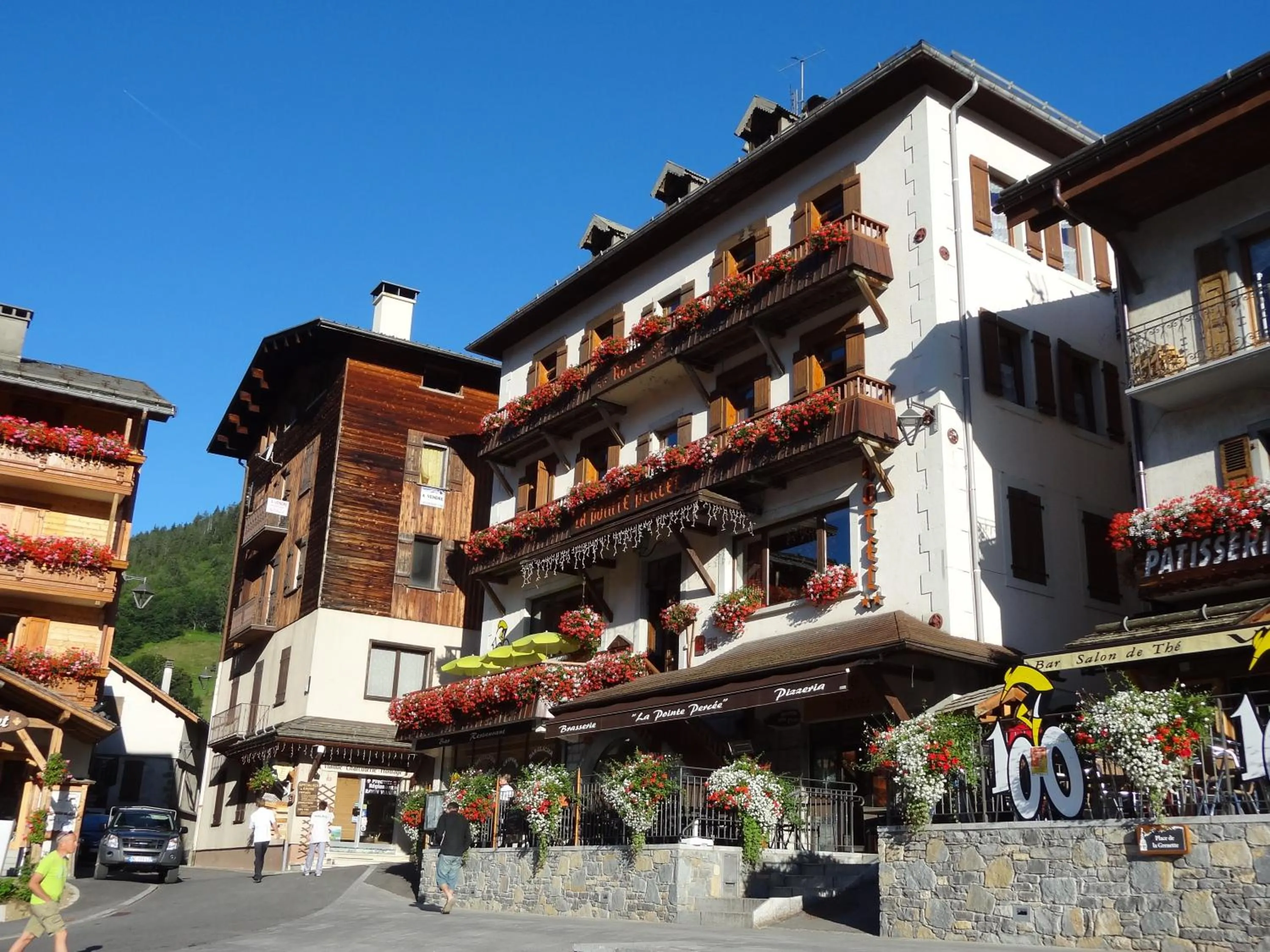 Facade/entrance in Hotel la Pointe Percee