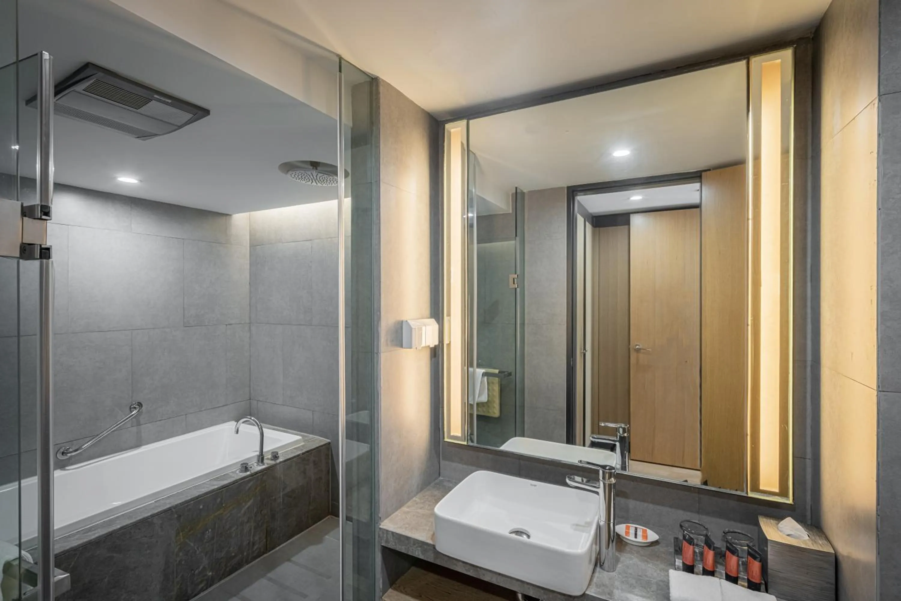Shower in Riverdale Residence Xintiandi Shanghai