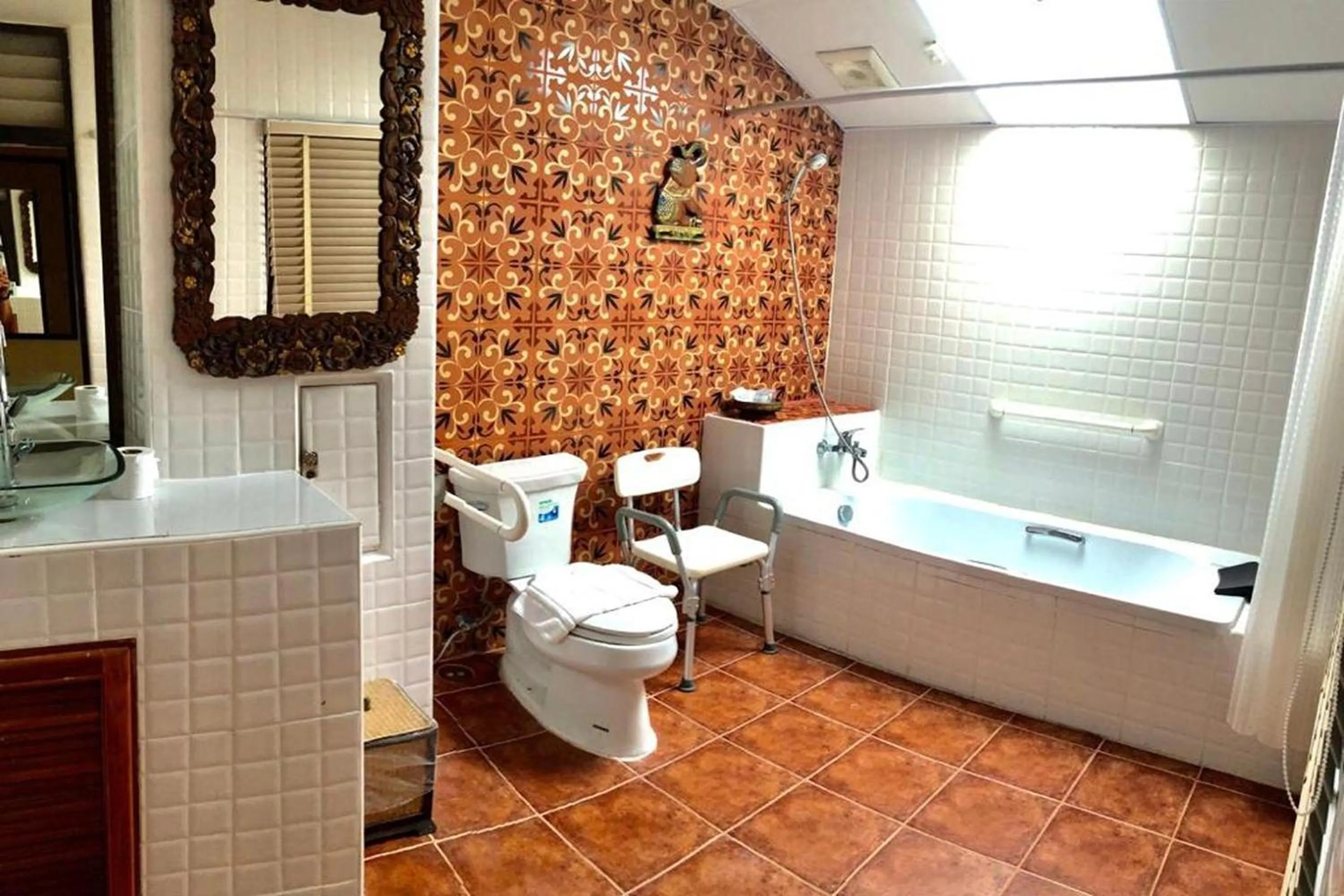 Toilet in CM Night Bazaar Boutique Hotel - โรงแรม ซี เอ็ม ไนท์บาซาร์ บูทีค