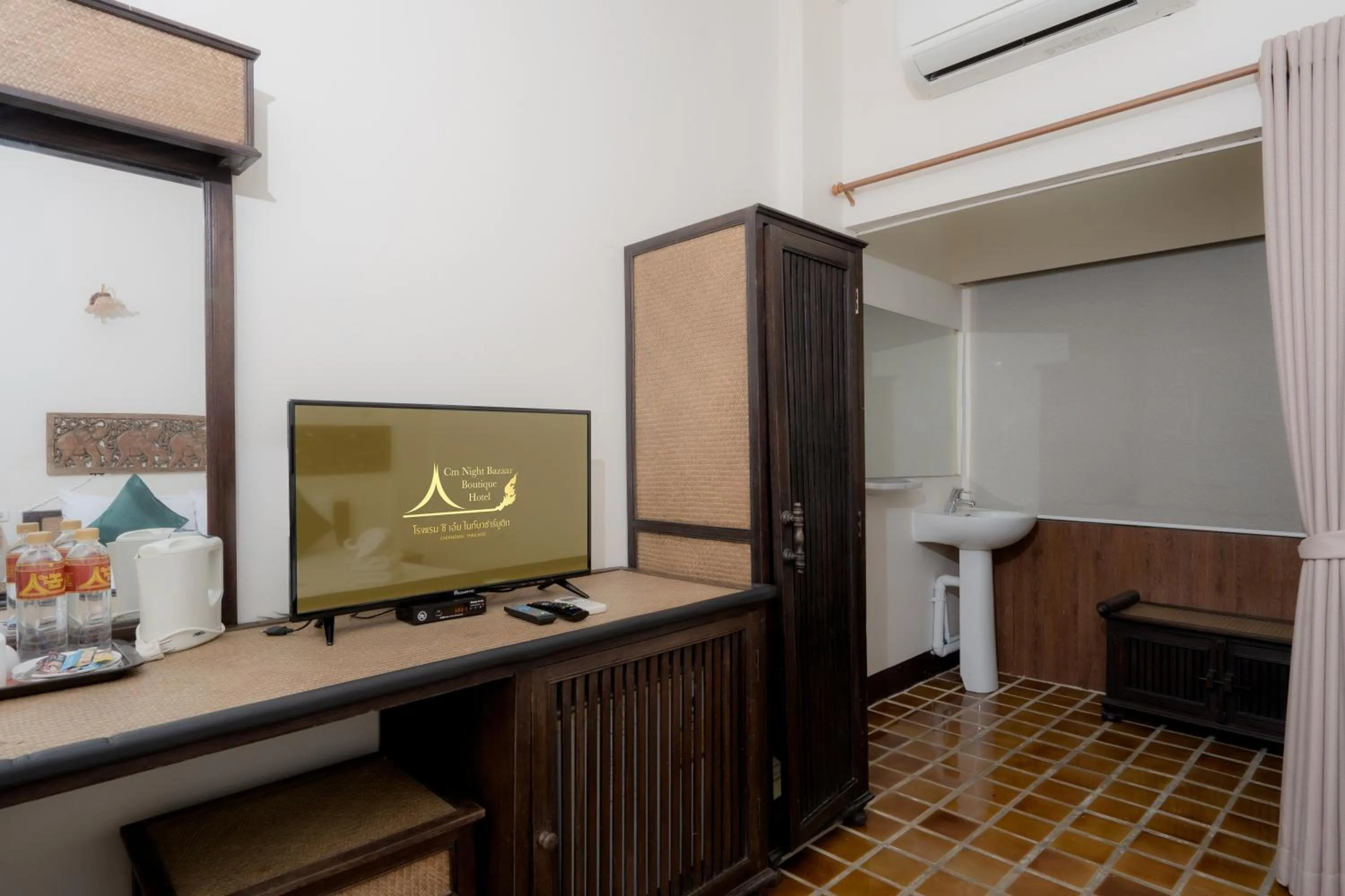 Photo of the whole room in CM Night Bazaar Boutique Hotel - โรงแรม ซี เอ็ม ไนท์บาซาร์ บูทีค