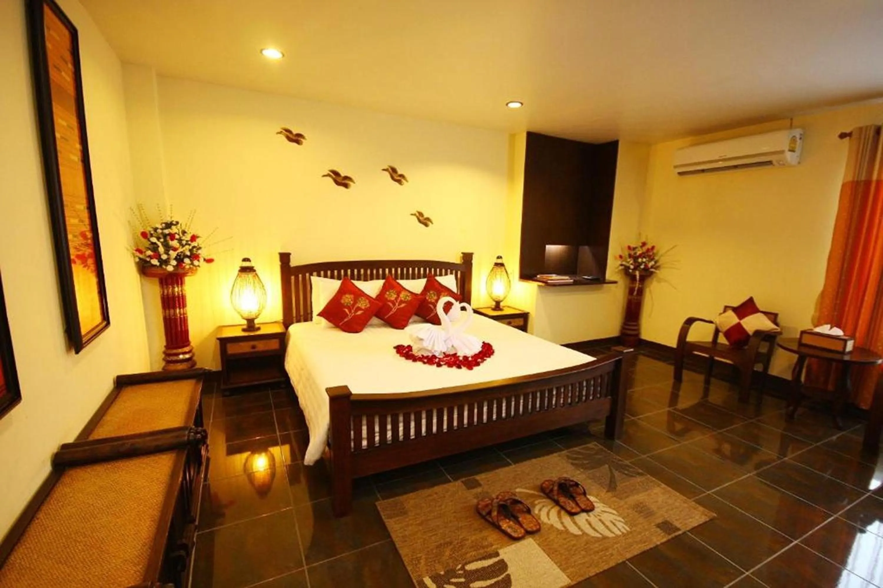 Bed in CM Night Bazaar Boutique Hotel - โรงแรม ซี เอ็ม ไนท์บาซาร์ บูทีค
