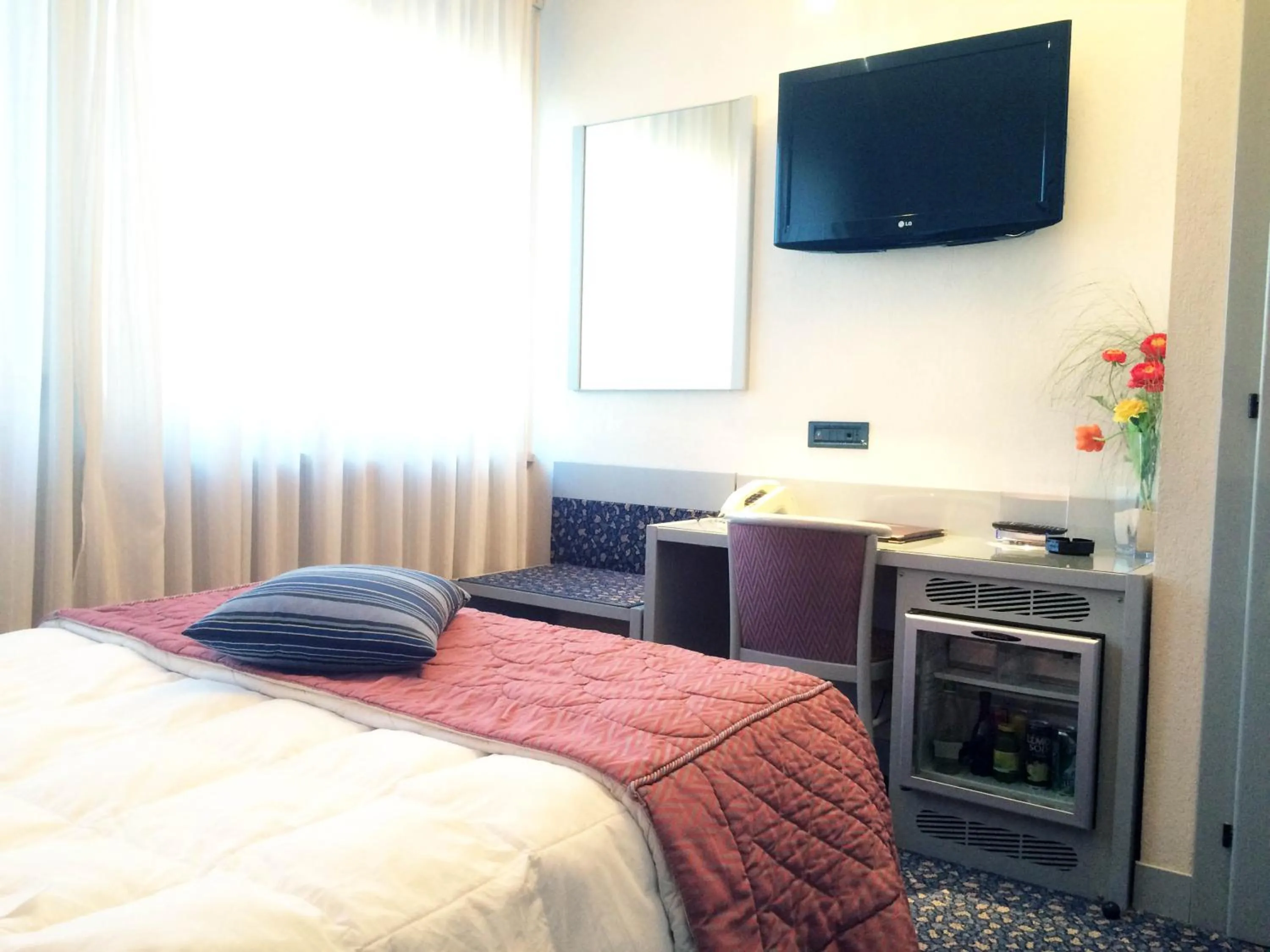 Photo of the whole room, Bed in Hotel Michelangelo