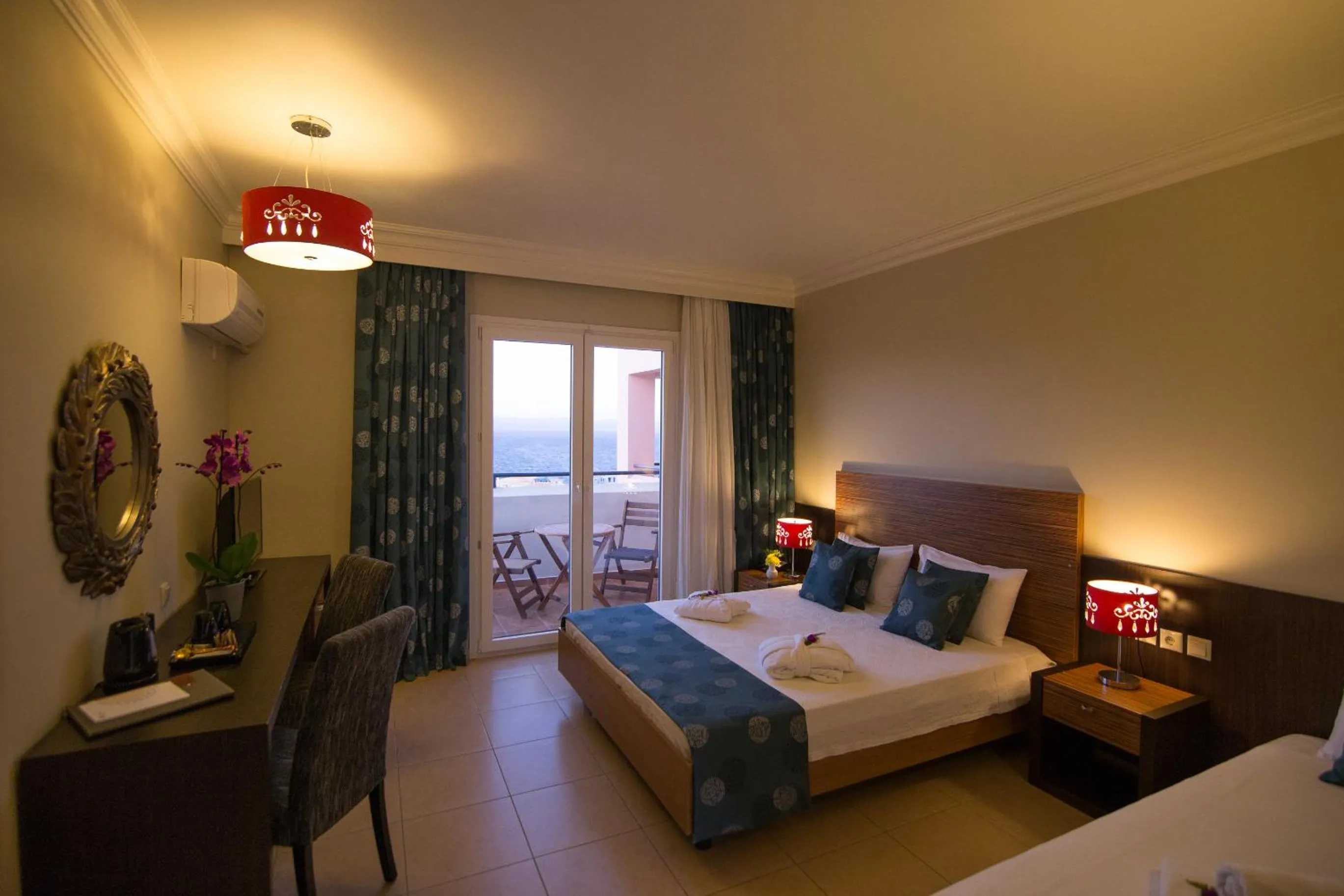 Photo of the whole room, Bed in Sunrise Resort Hotel