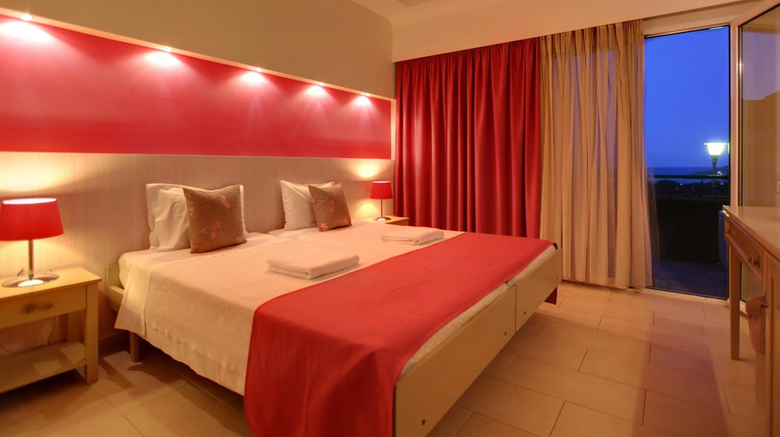 Photo of the whole room, Bed in Sunrise Resort Hotel